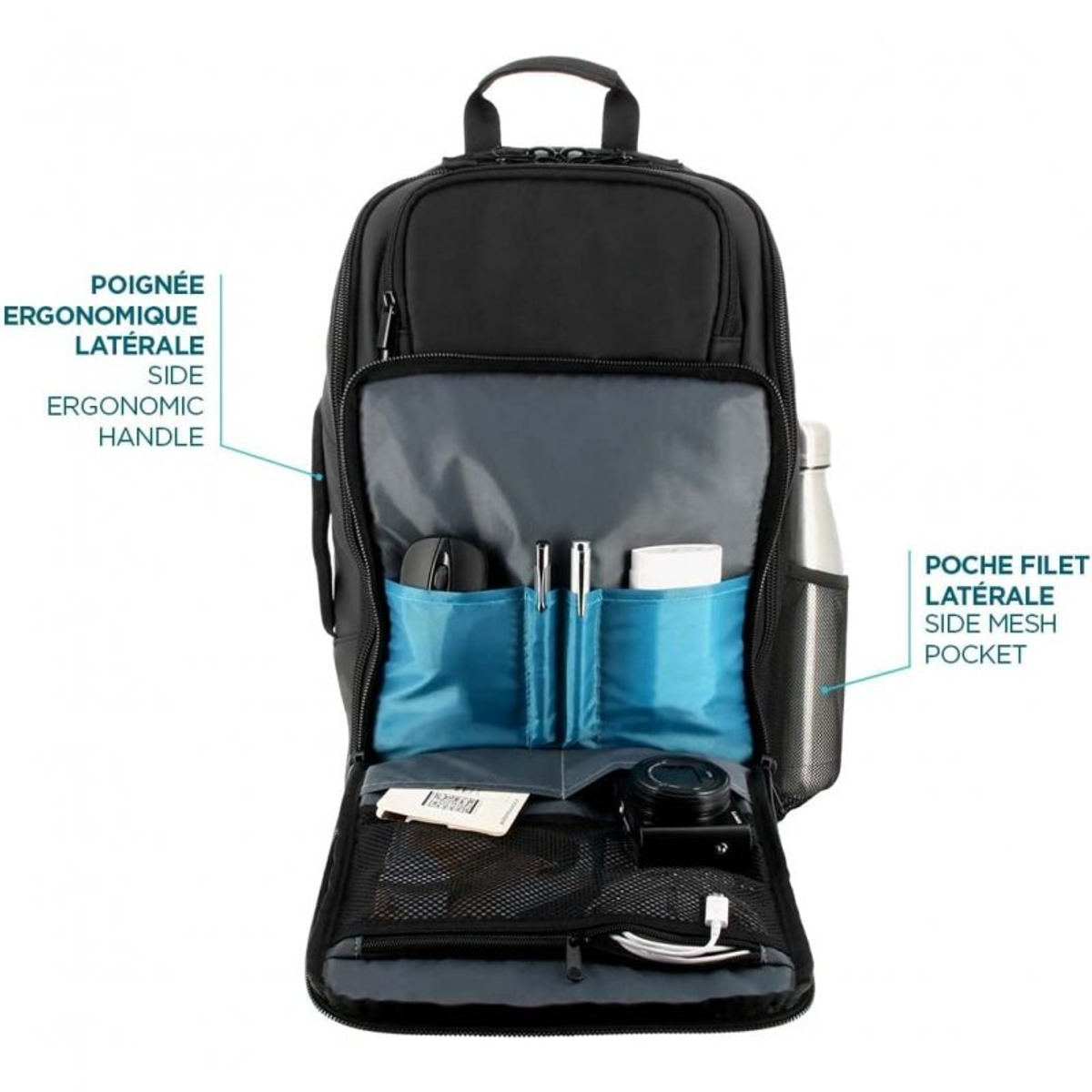 Mochila negra abierta con contenido: bolígrafos, botella de agua, cámara, ratón y cargador.