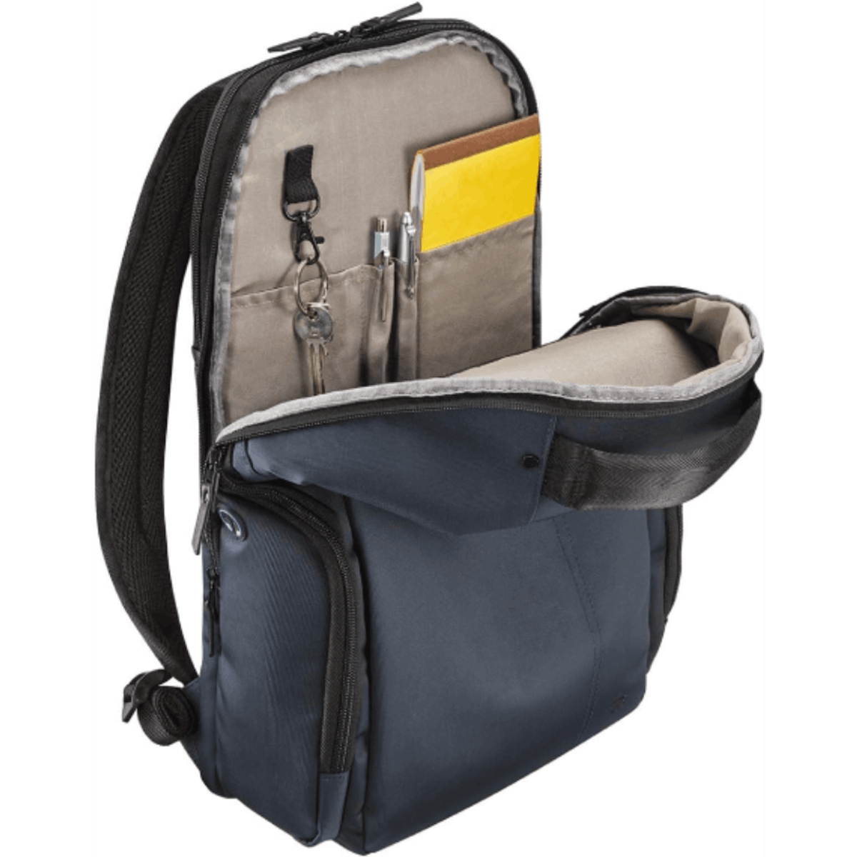 Mochila abierta con bolígrafos, llaves y bloc de notas dentro, sobre fondo oscuro.