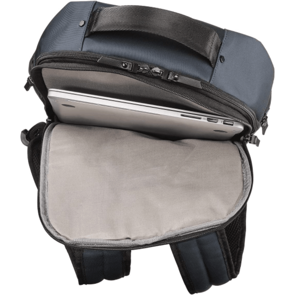 Mochila abierta, portátil dentro. La bolsa es azul oscuro con detalles negros.