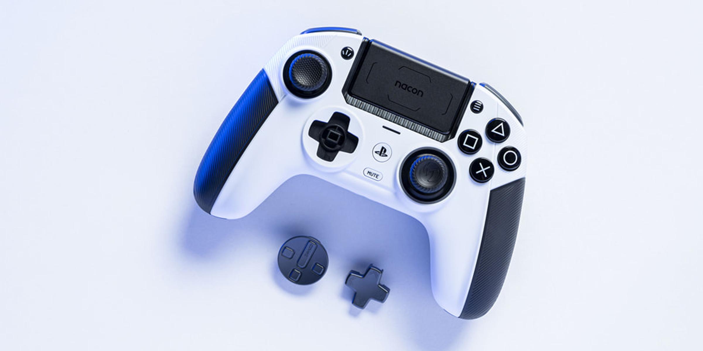 Ein weiß-blauer Gamecontroller mit zwei zusätzlichen Teilen auf weißer Oberfläche.