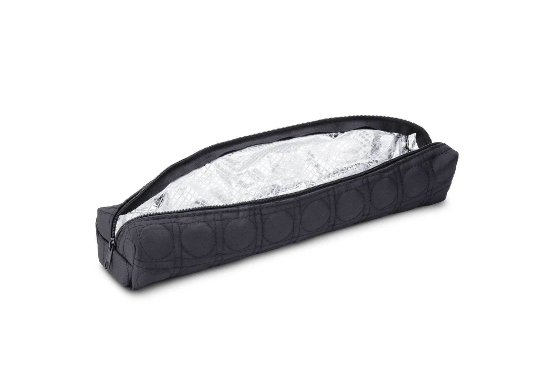 Czarny, otwarty, pikowany piórnik ze srebrnym wnętrzem, na czarnym tle.