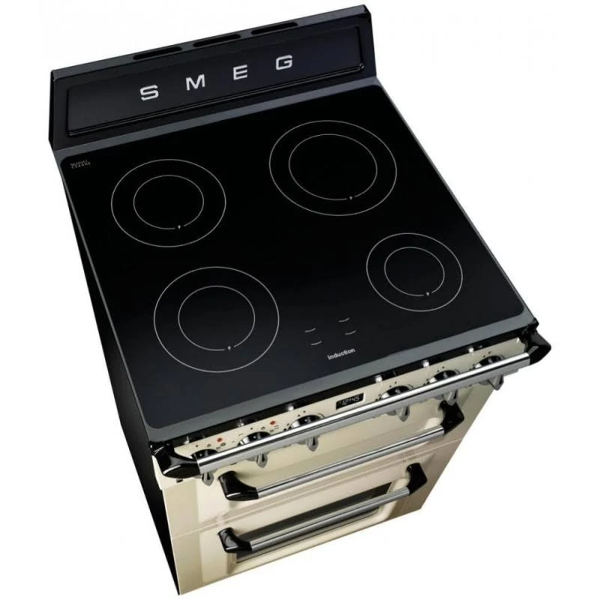 Vista cenital de una cocina Smeg de inducción con cuatro fuegos, vitrocerámica negra y base crema.