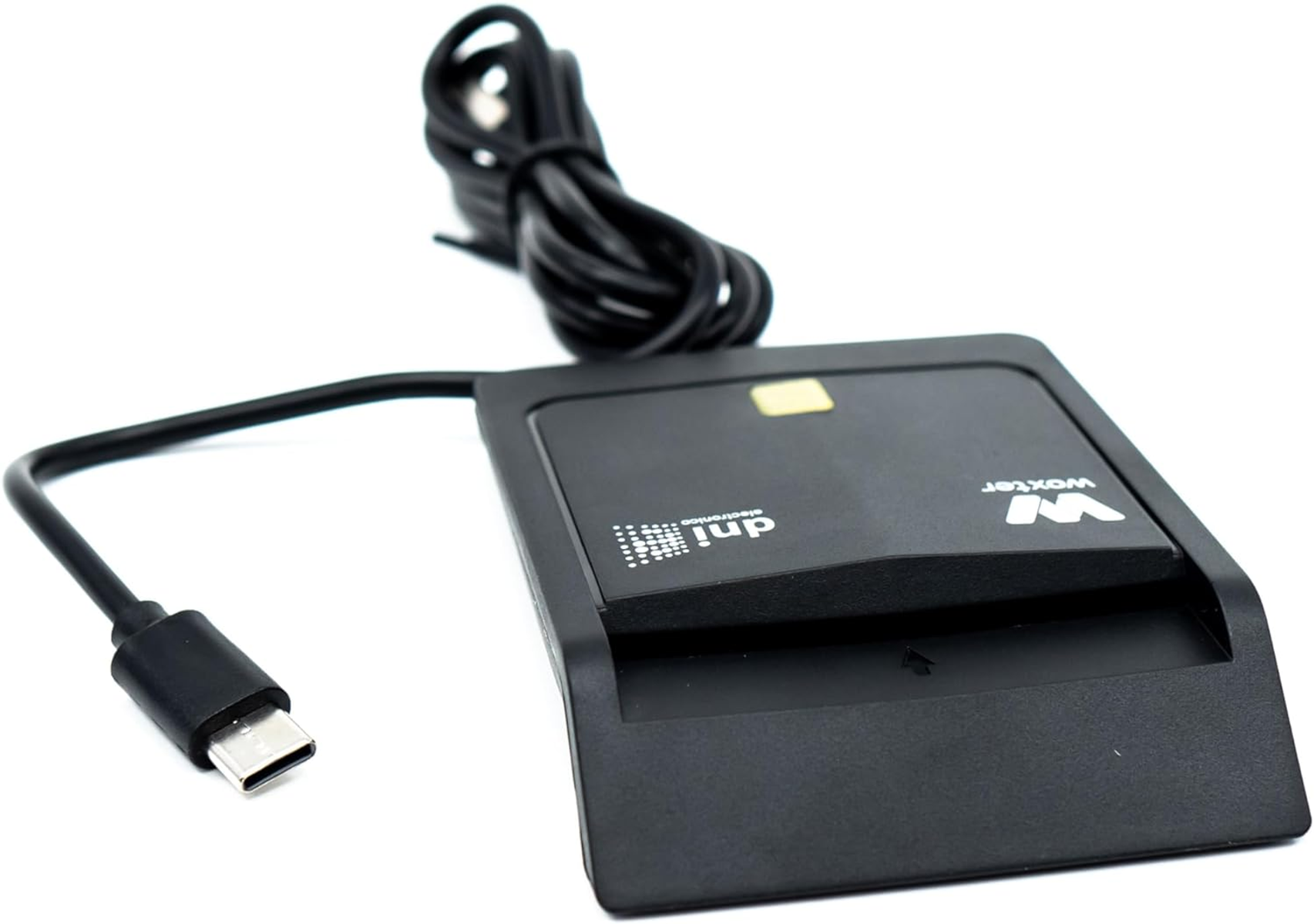 Un lettore di schede nero con cavo USB-C, su una superficie bianca, con branding.