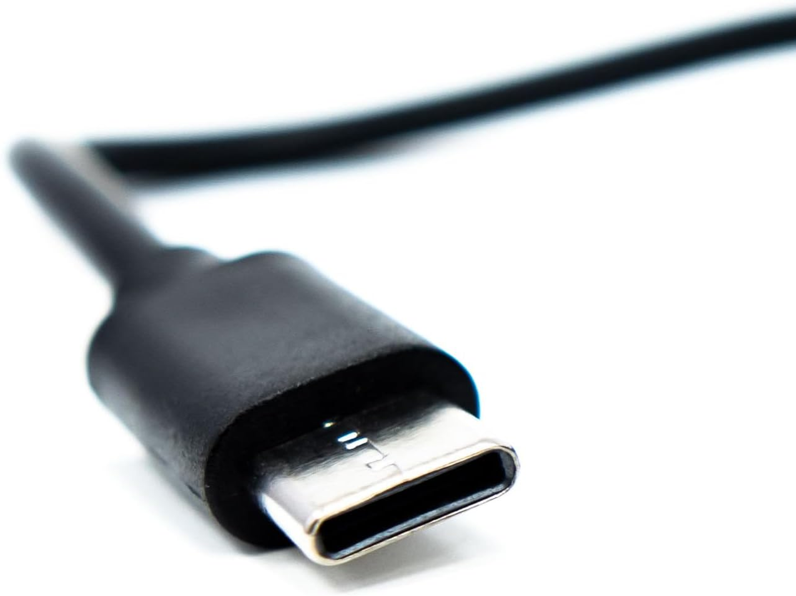 Cavo USB-C nero con punta in metallo. Sfondo bianco.