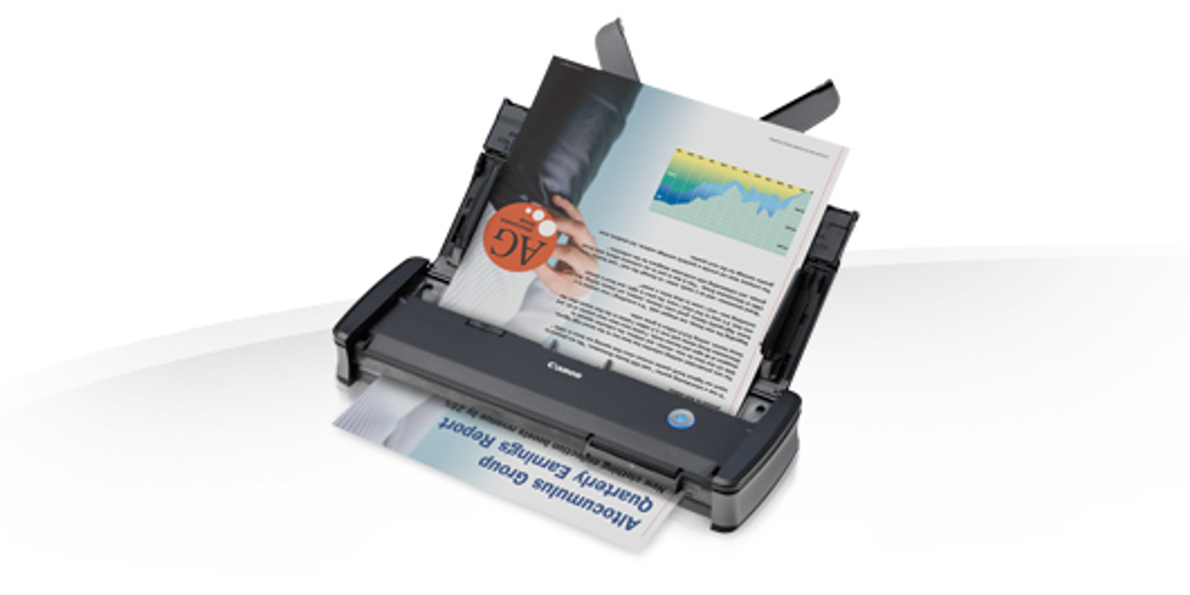 Scanner con documenti in scansione. Testo visibile sui documenti scansionati.