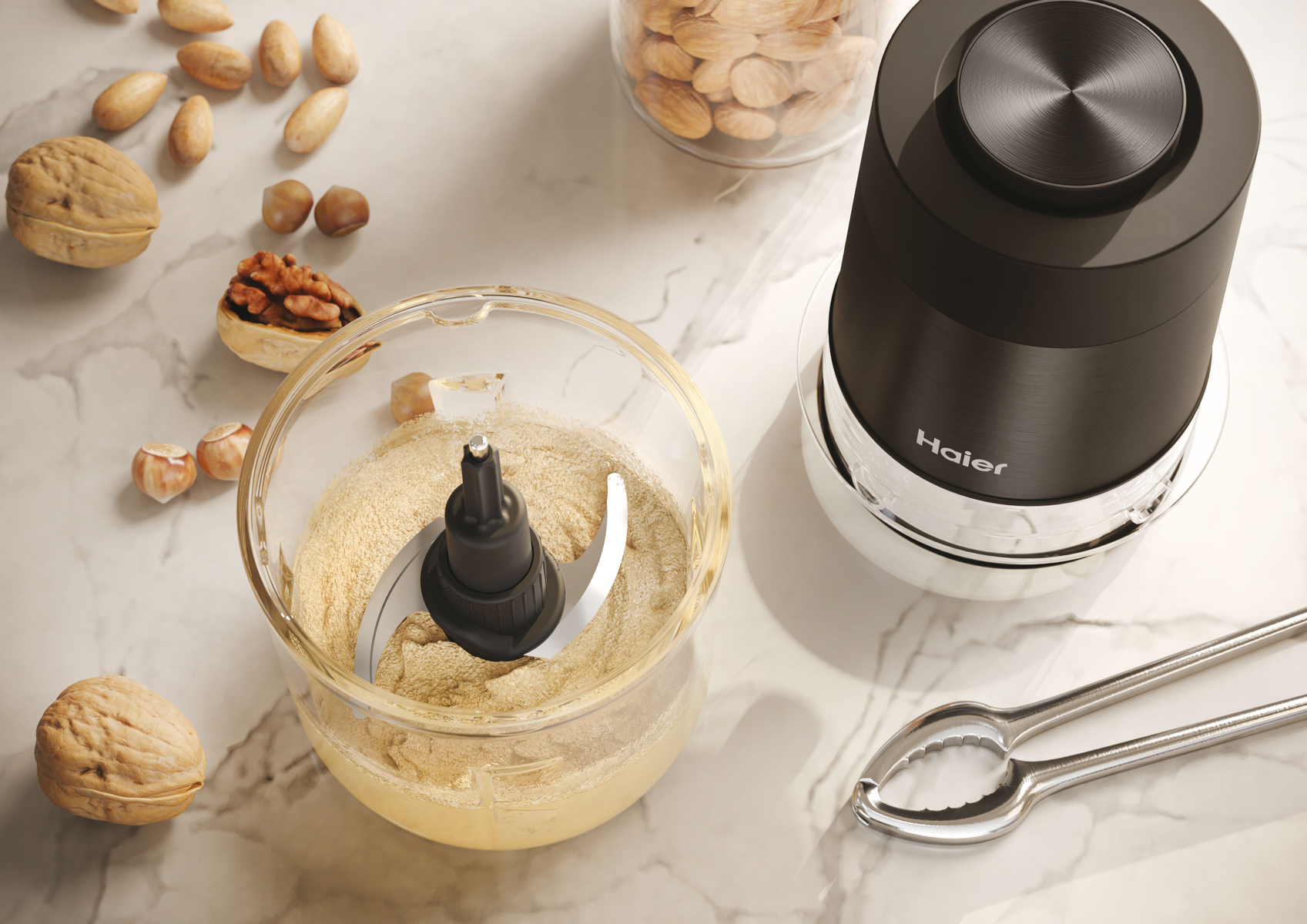 Un robot da cucina con noci, ingredienti macinati e una lama in acciaio inossidabile.