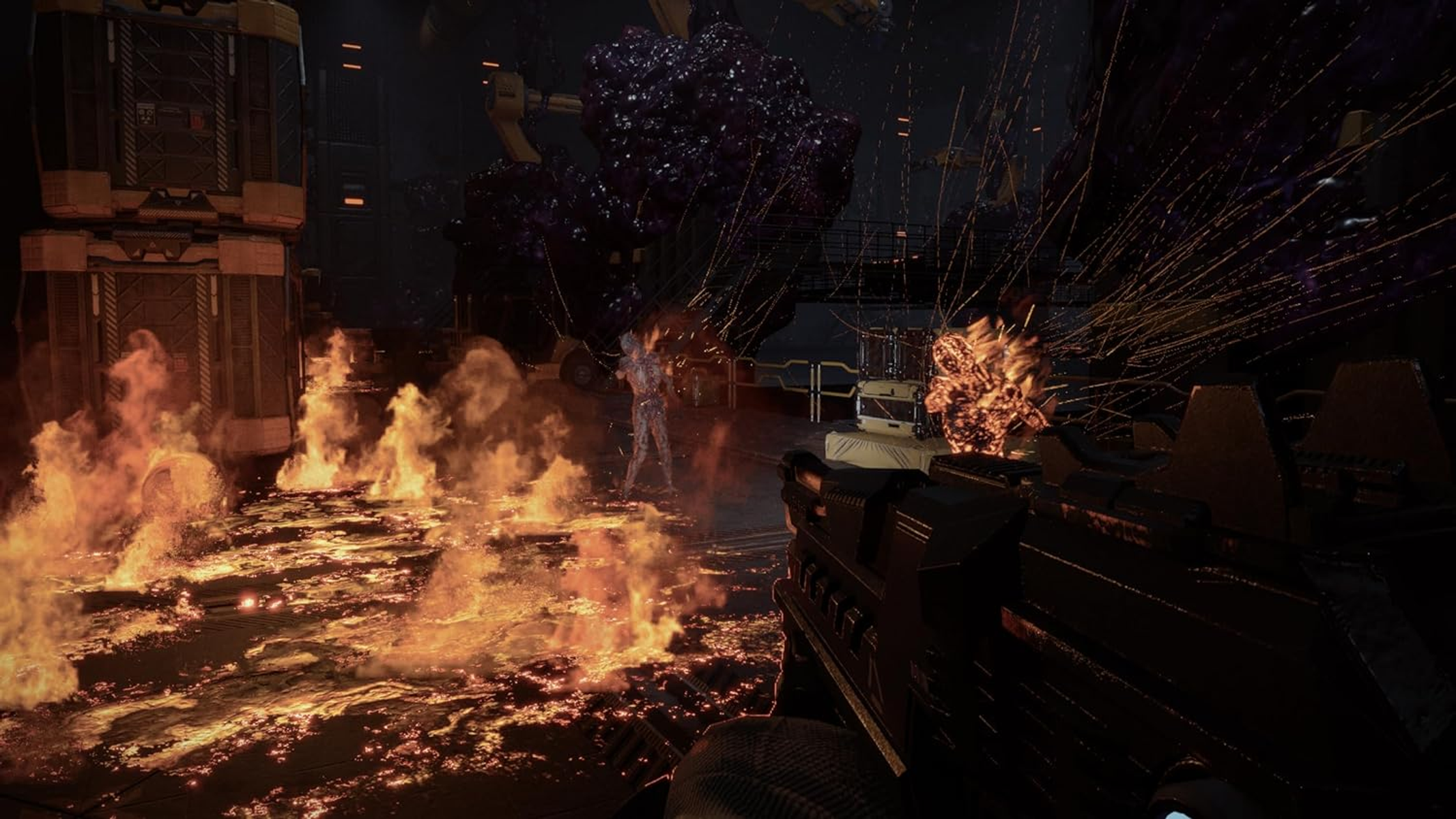 Vista en primera persona de una escena de batalla futurista con fuego, explosiones y una figura disparando un arma.