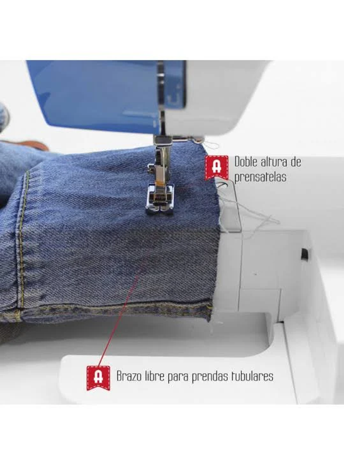 Maszyna do szycia z dżinsem pod igłą. Hiszpańskie etykiety tekstowe wskazują funkcje.