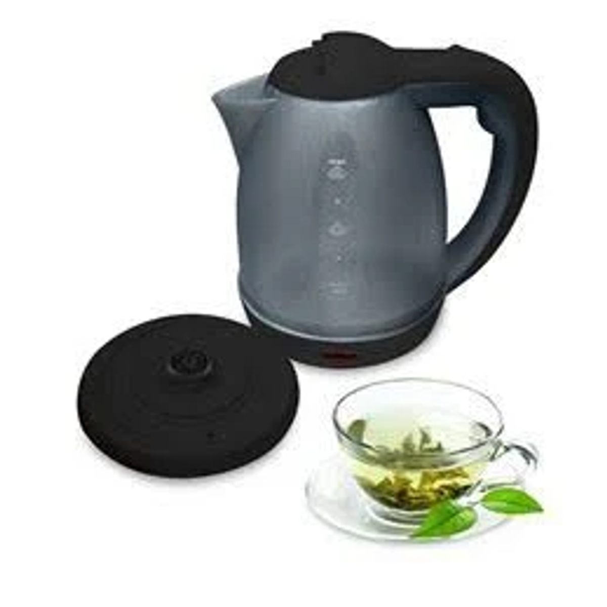 Una tetera eléctrica gris con la tapa quitada, junto a una taza de té y un platillo.