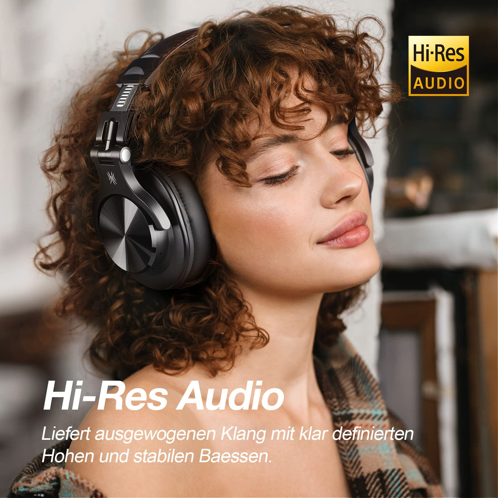 Frau mit schwarzen Kopfhörern mit Text: Hi-Res Audio. Die Frau hört Musik.