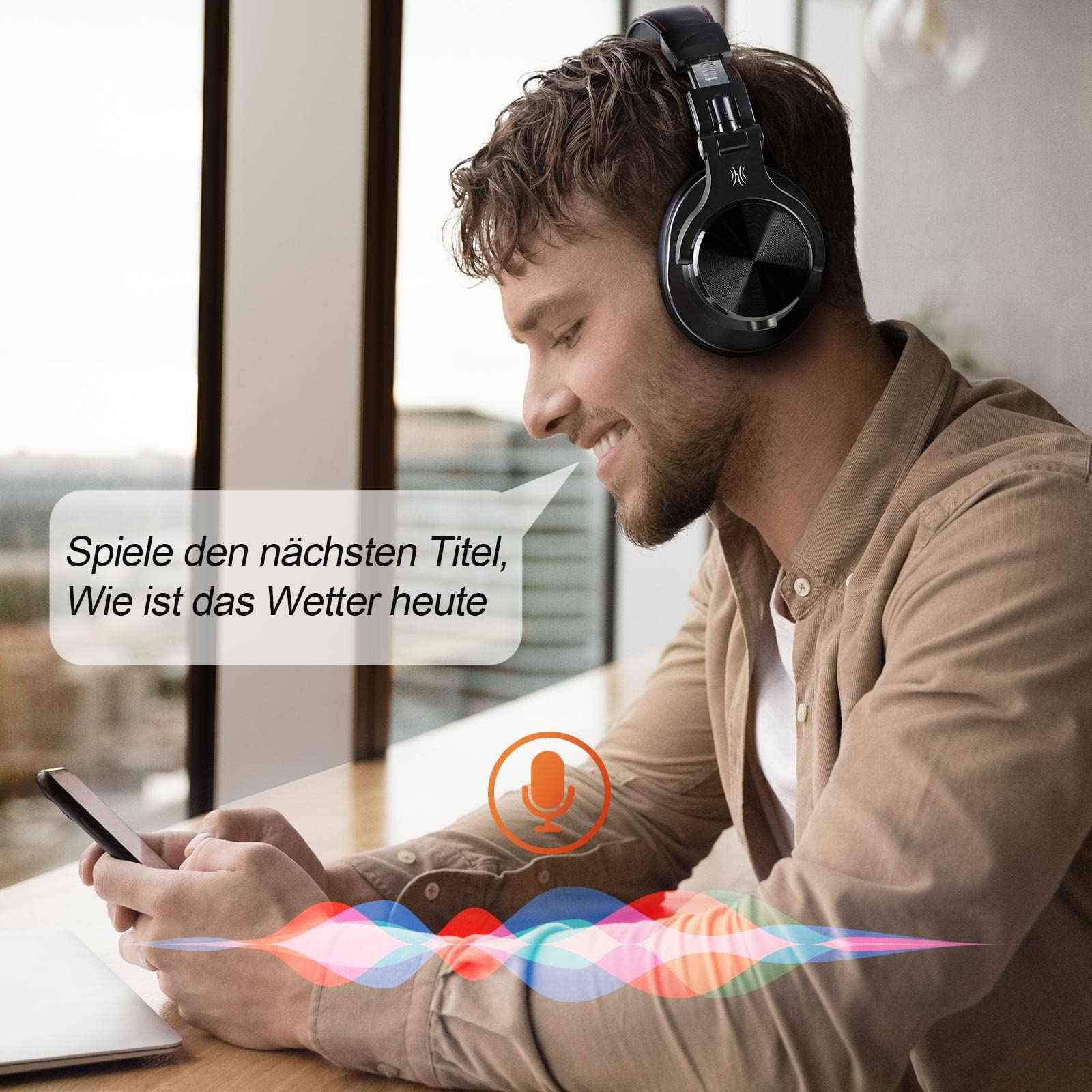 Mann lächelt, trägt Kopfhörer, hält Telefon, spricht mit virtuellem Assistenten mit Sprechblase.