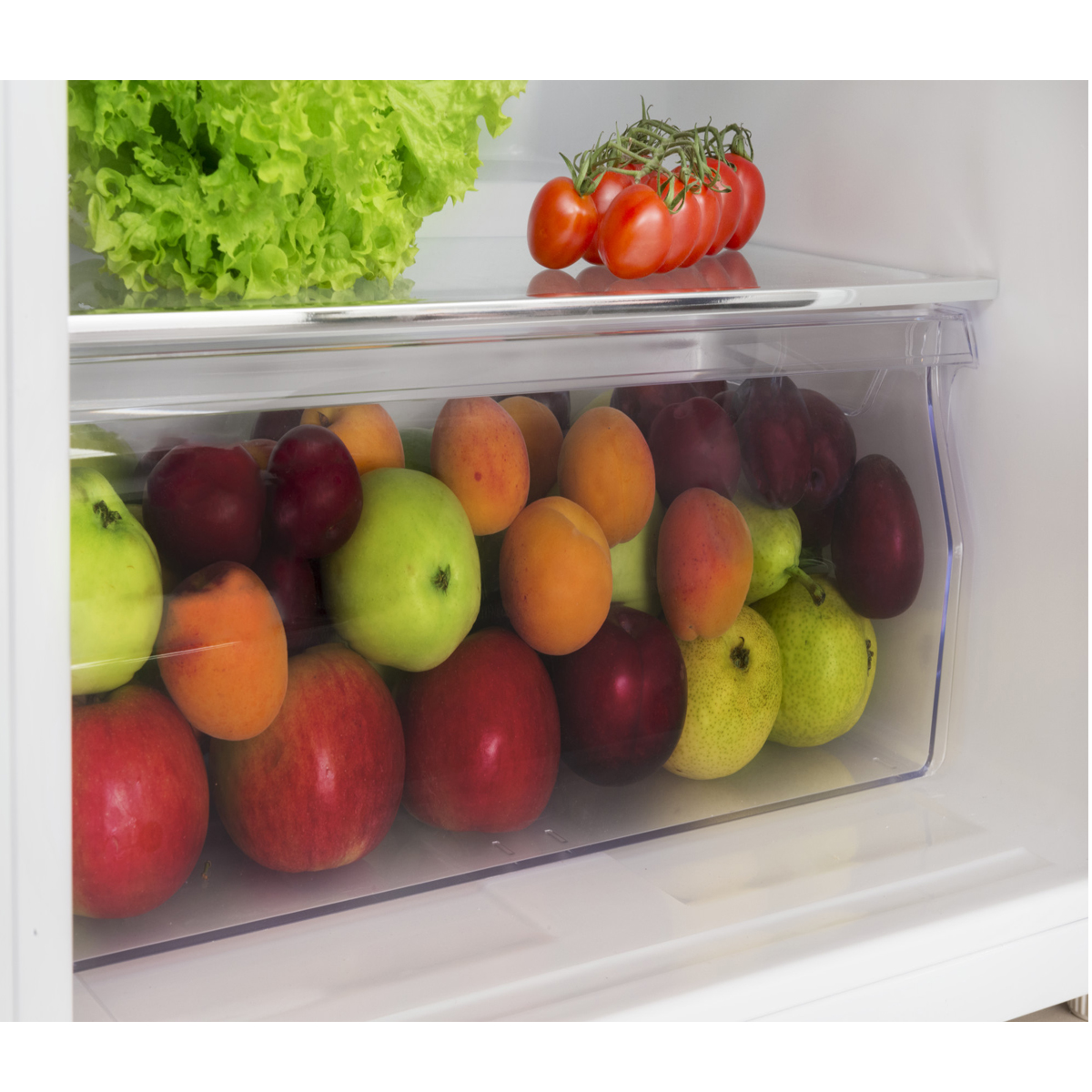 In einem Kühlschrank ist eine Schublade mit Obst und Gemüse zu sehen.