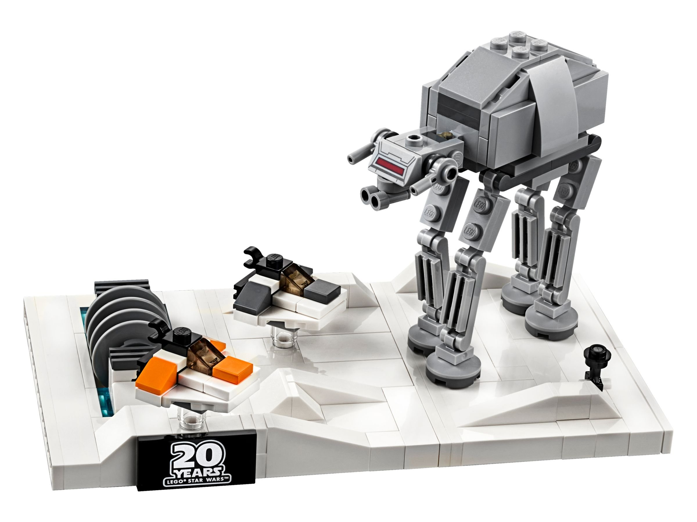Ein Lego Star Wars Set mit einem großen AT-AT-Walker und zwei kleineren Fahrzeugen auf weißer Basis.