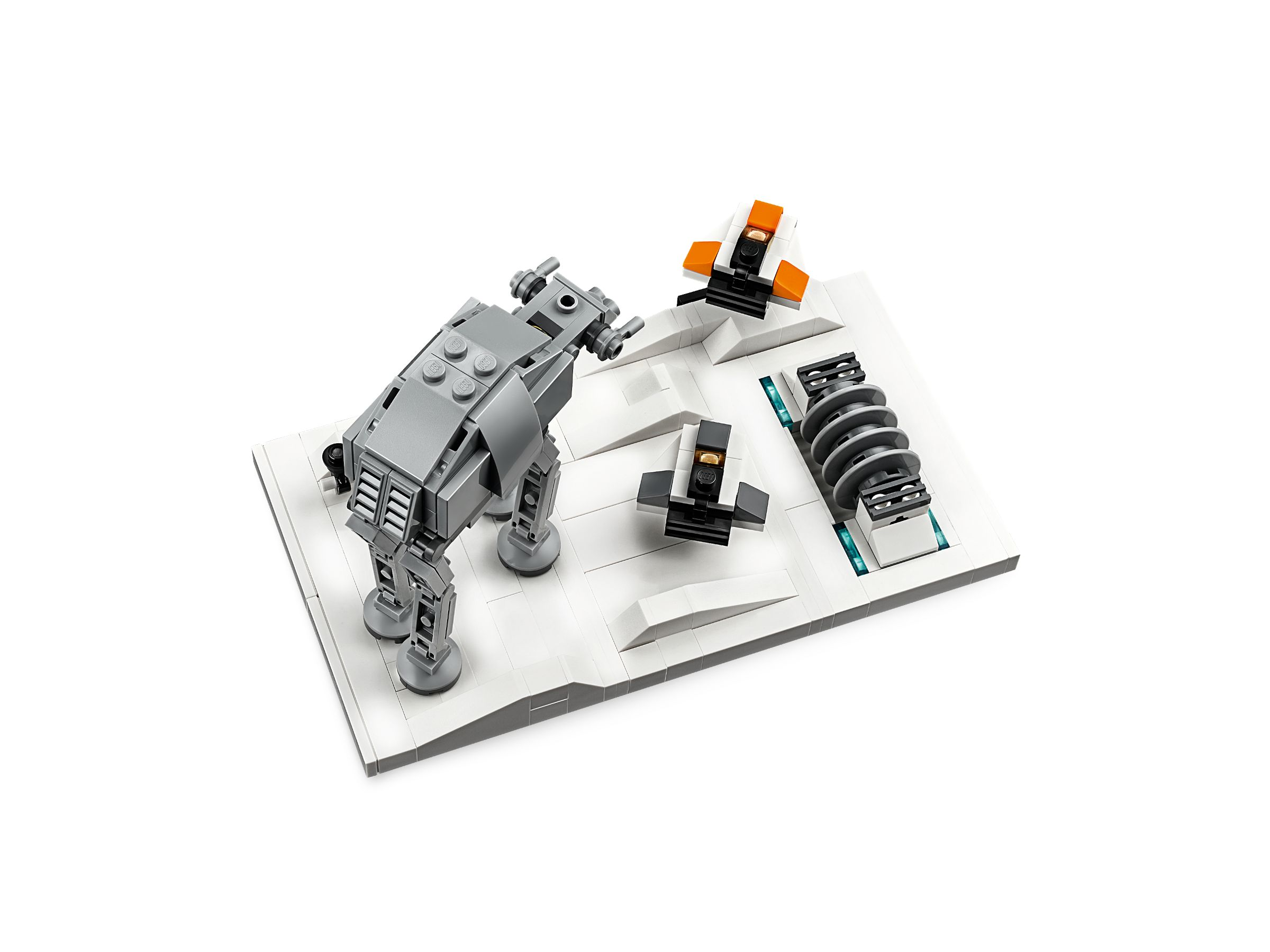 Lego Star Wars Set auf weißer Oberfläche. Enthält AT-AT, Snowspeeder und eine Basis.