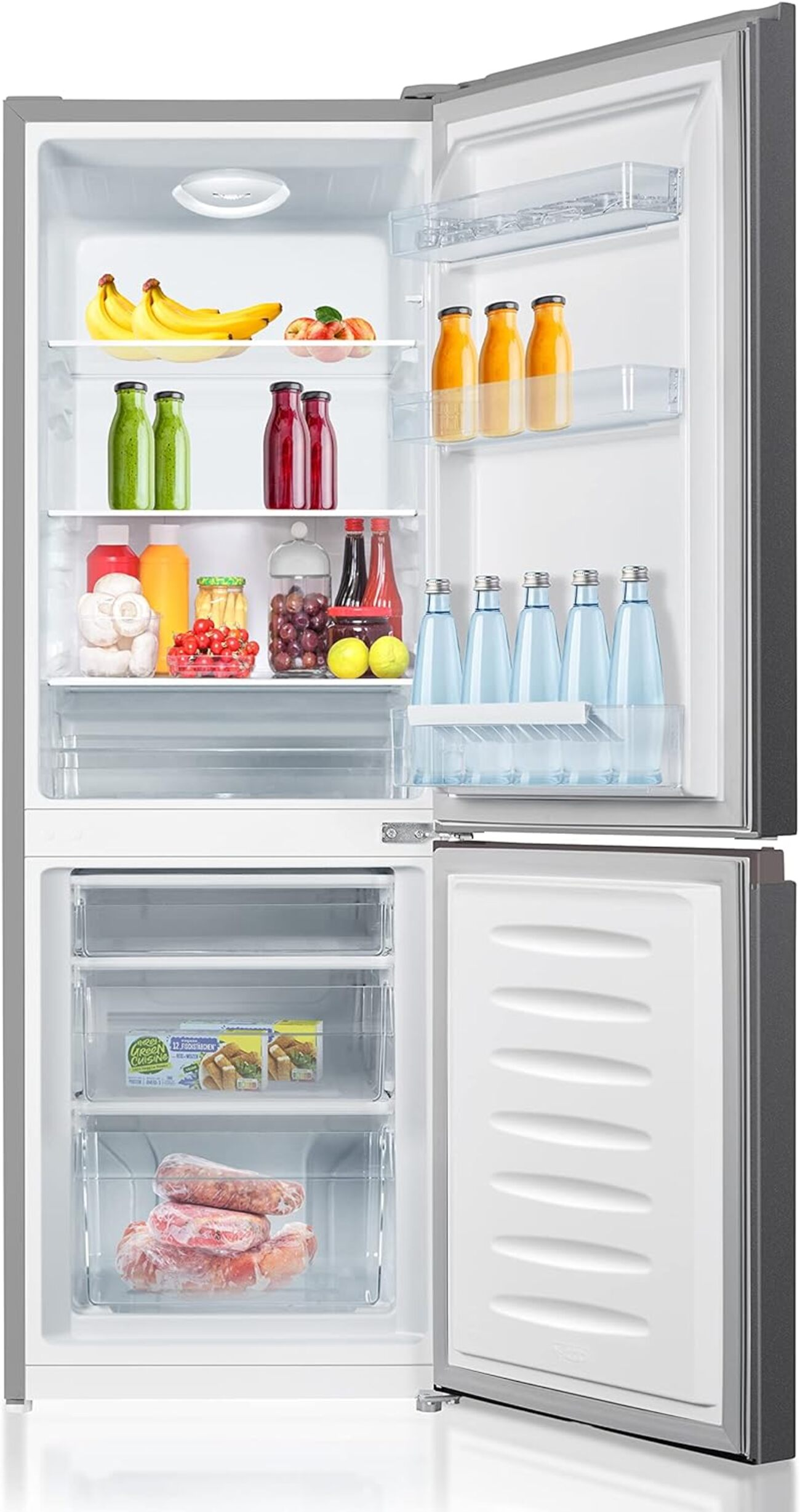 Offener Kühlschrank mit Obst, Gemüse und Getränken. Gefrierfach mit Tiefkühlkost.