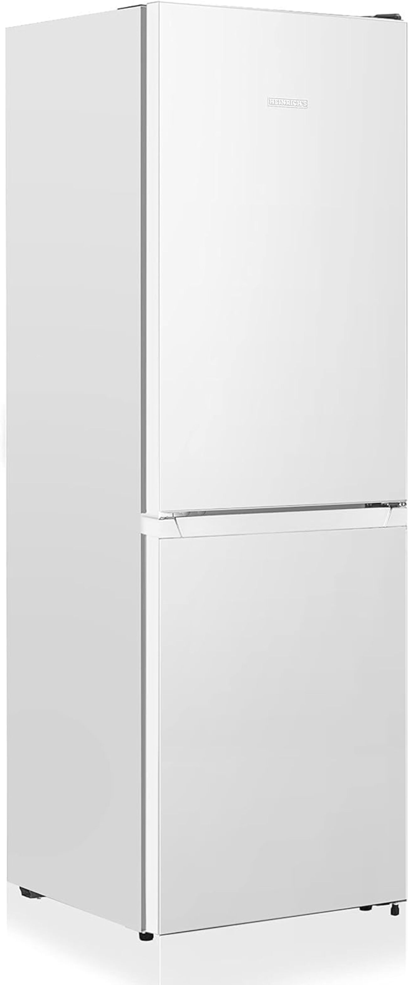Ein weißer Kühlschrank steht aufrecht. Er hat zwei Türen und einen Griff. Der Markenname steht oben.