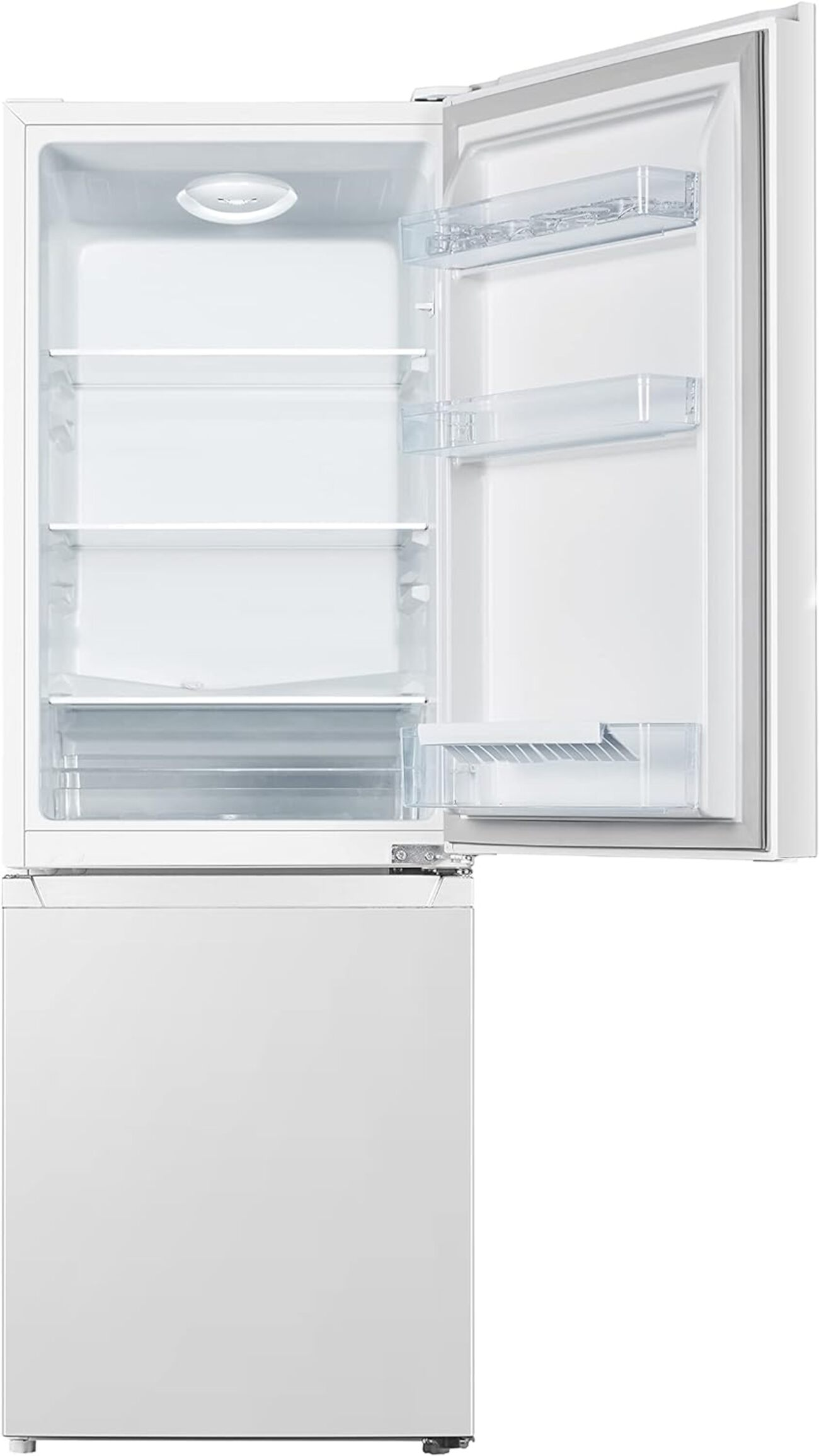 Ein offener weißer Kühlschrank, der die Innenregale und Fächer zeigt.