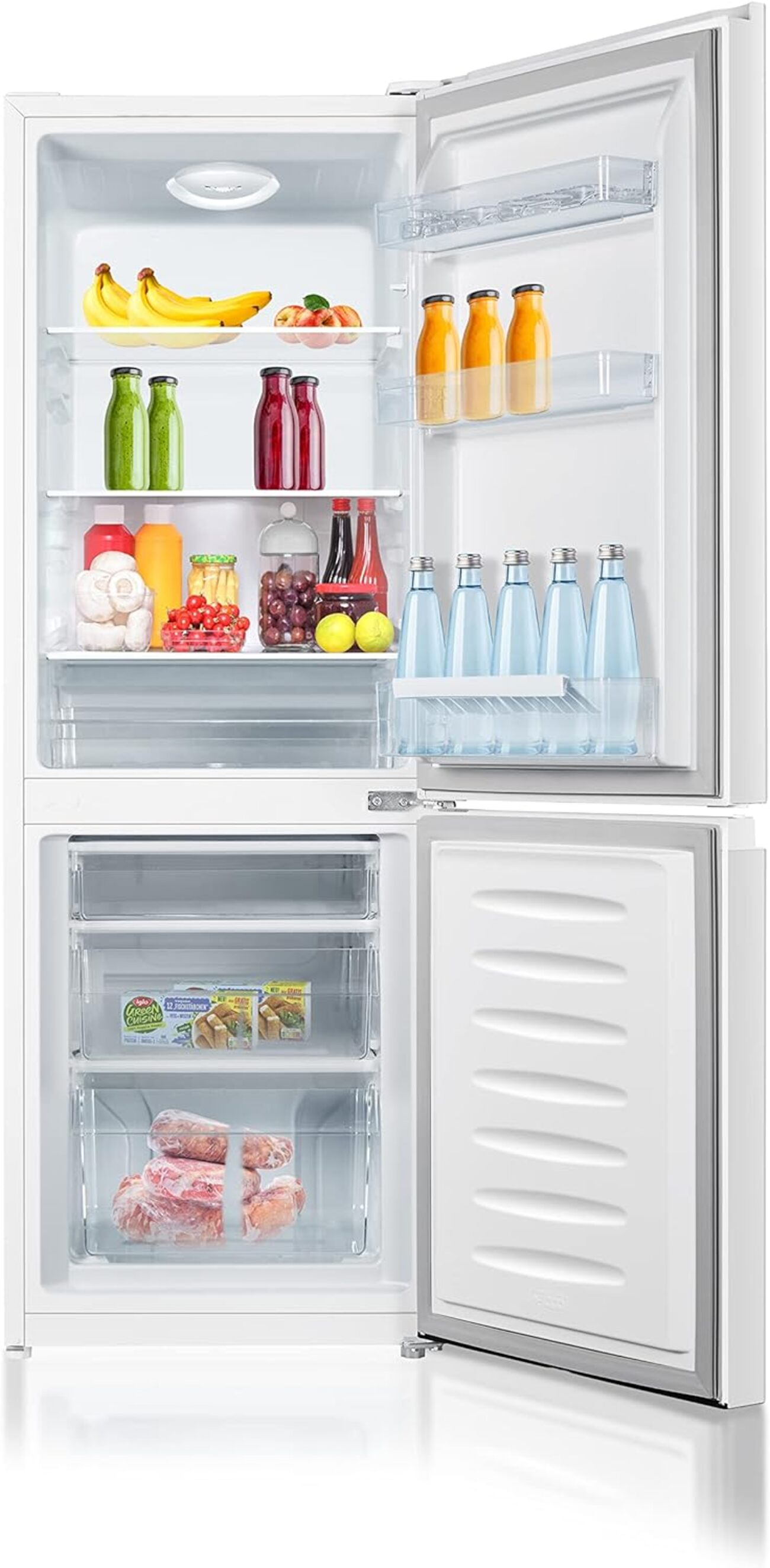 Ein Kühlschrank mit offener Tür, mit Regalen voller Obst, Säfte und Flaschen sowie Tiefkühlkost.