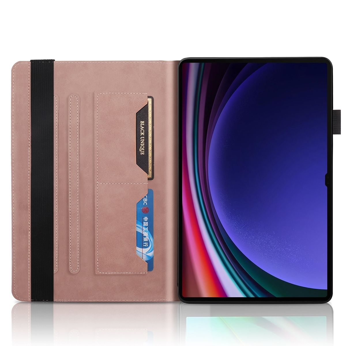 Funda de tableta rosa abierta con una tableta abierta dentro. Tarjetas de crédito en la funda. Banda elástica negra visible.