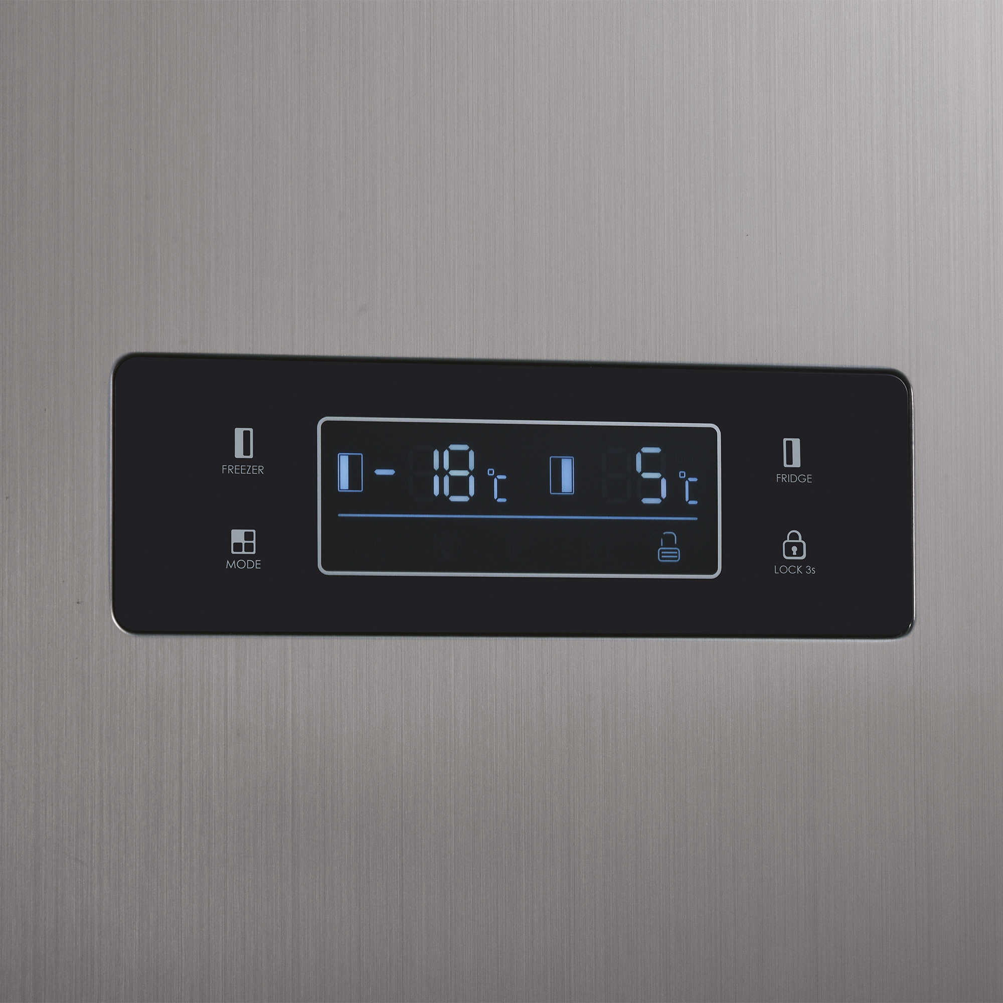 Primer plano de una pantalla de refrigerador que muestra una pantalla de temperatura y botones.