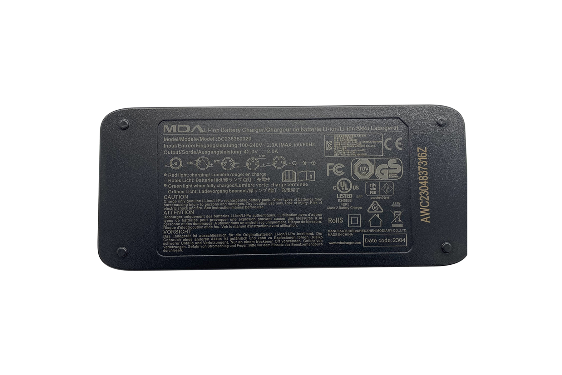 Schwarzes Batterieladegerät mit Etiketten und Text auf der Oberfläche, weißer Hintergrund.