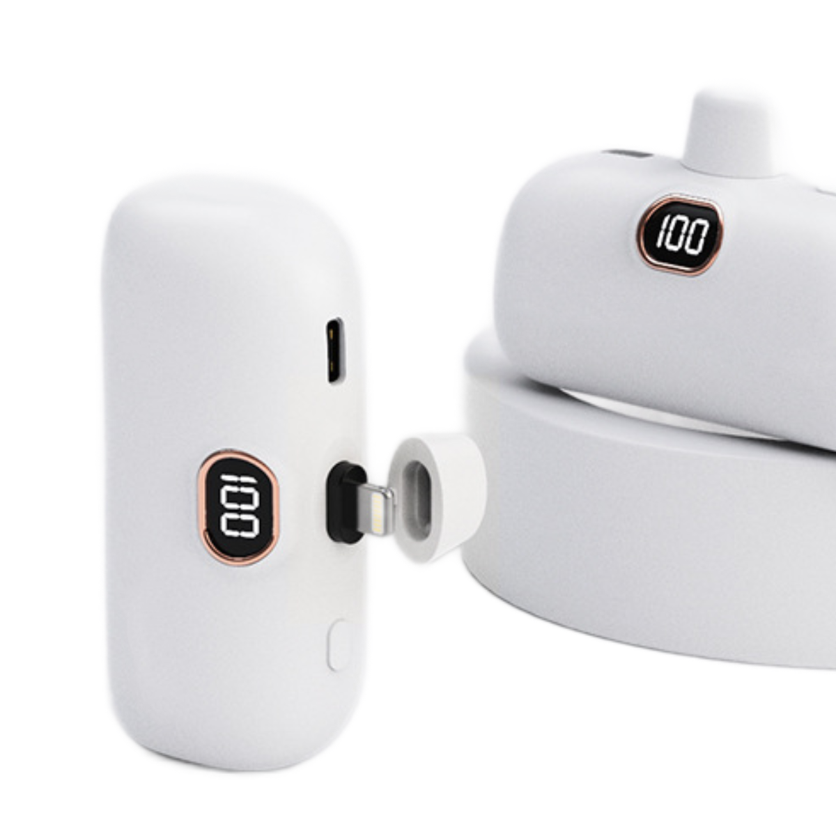 Ein weißes tragbares Ladegerät mit einem kleinen Bildschirm, der 100 anzeigt. Es hat einen USB-C-Anschluss.