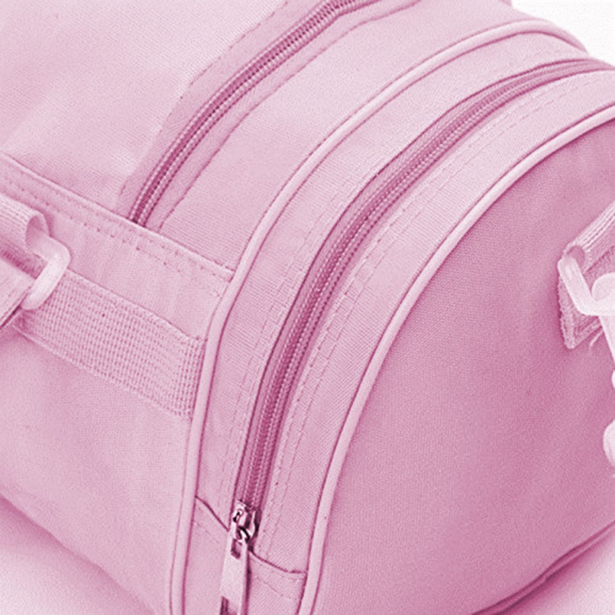Nahaufnahme einer rosa Tasche mit Reißverschlüssen. Rosa Hintergrund.