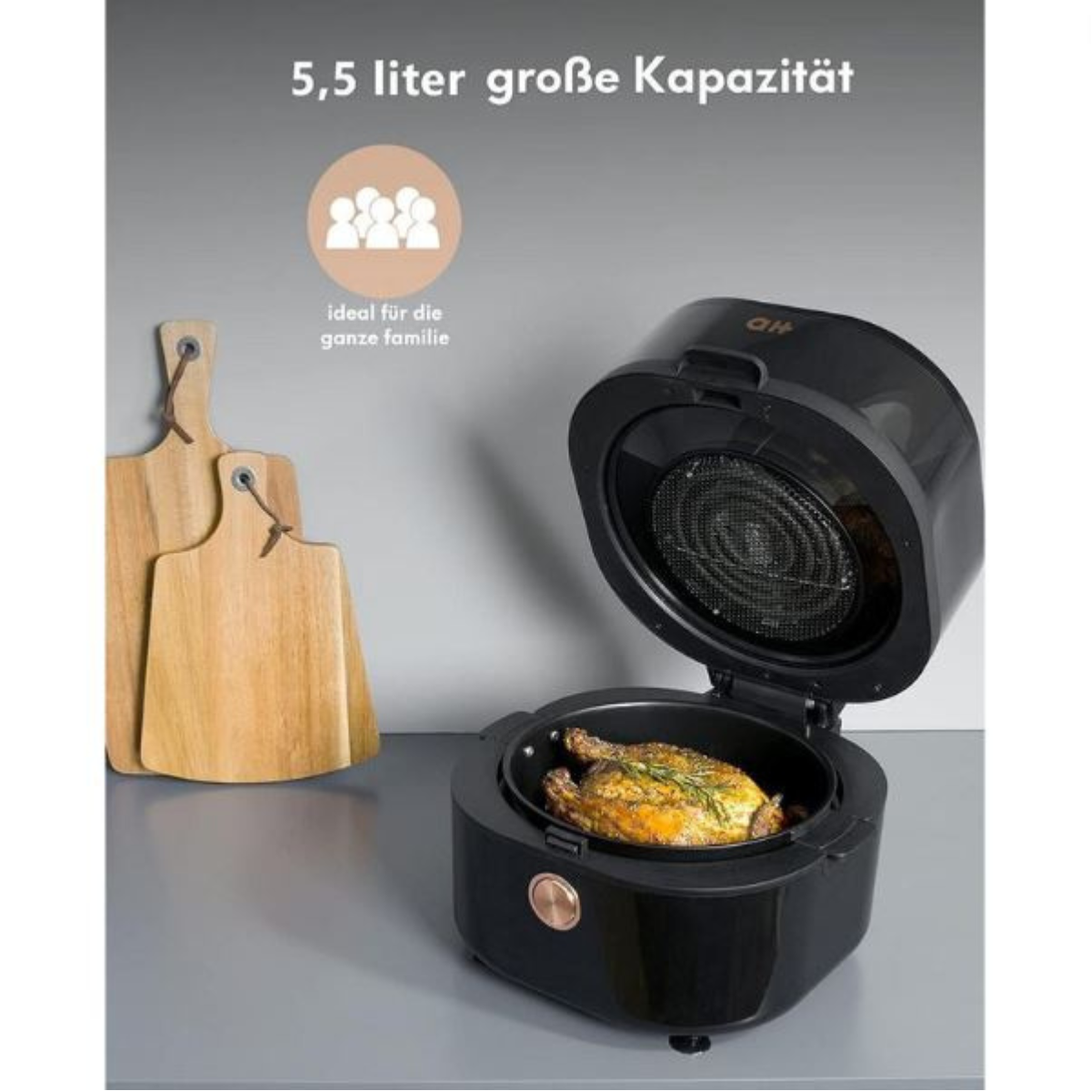 Schwarze Heißluftfritteuse mit offenem Deckel, mit einem gebratenen Huhn auf grauem Hintergrund.