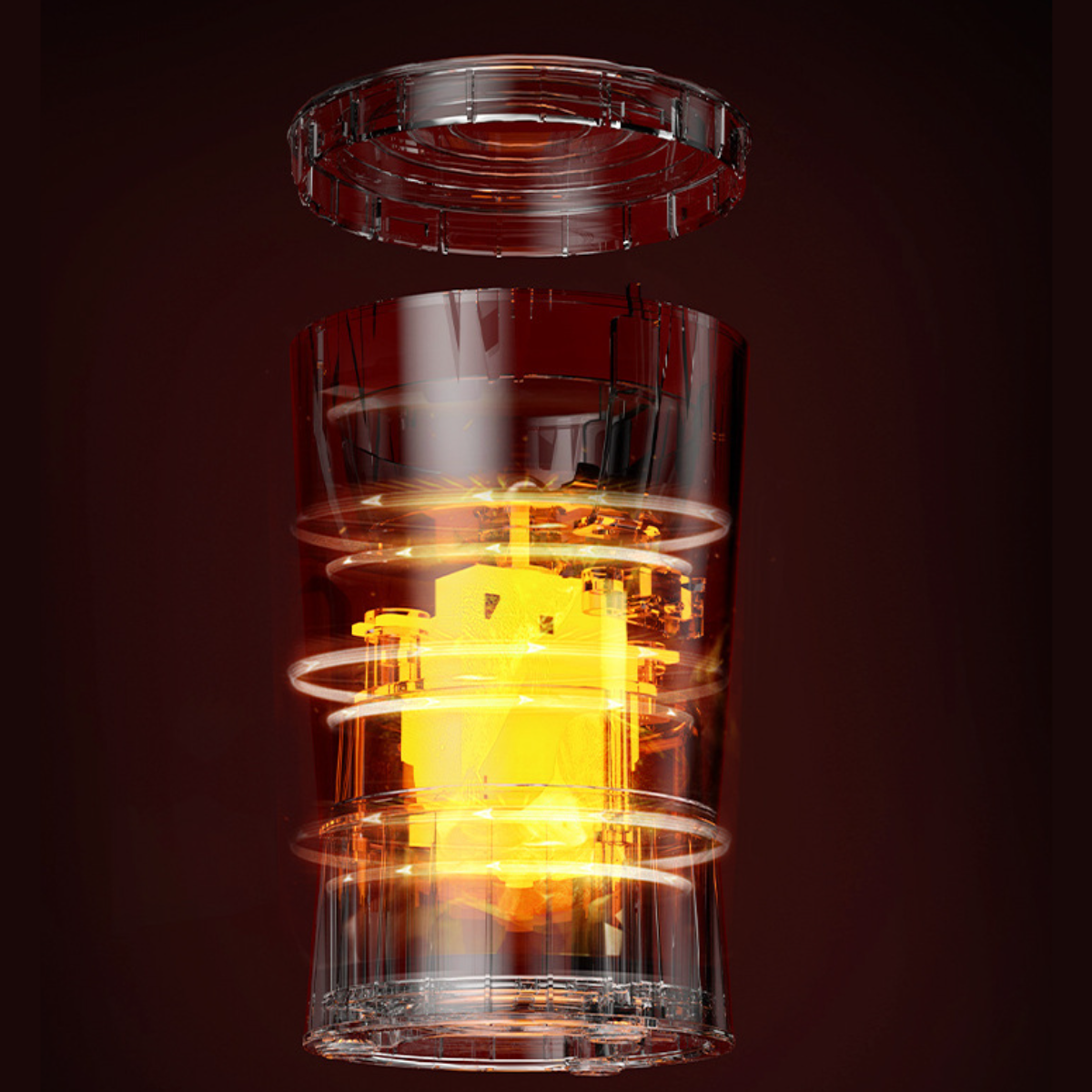 Ein transparentes Glas mit einer brennenden Flamme im Inneren, die Licht auf dunklem Hintergrund abstrahlt.