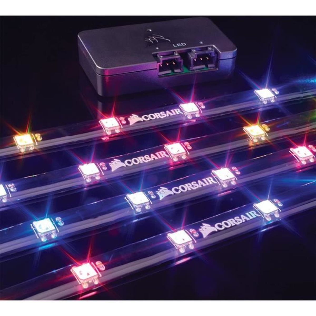 Schwarze LED-Streifen mit Corsair-Logo, mit einer Steuerbox und dunklem Hintergrund.