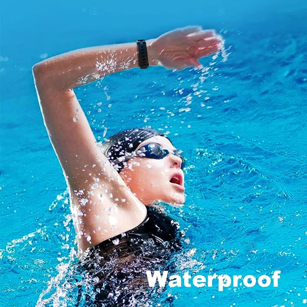 Kobieta pływa w niebieskim basenie w goglach i smartwatchu, tekst mówi 'Wodoodporny'.