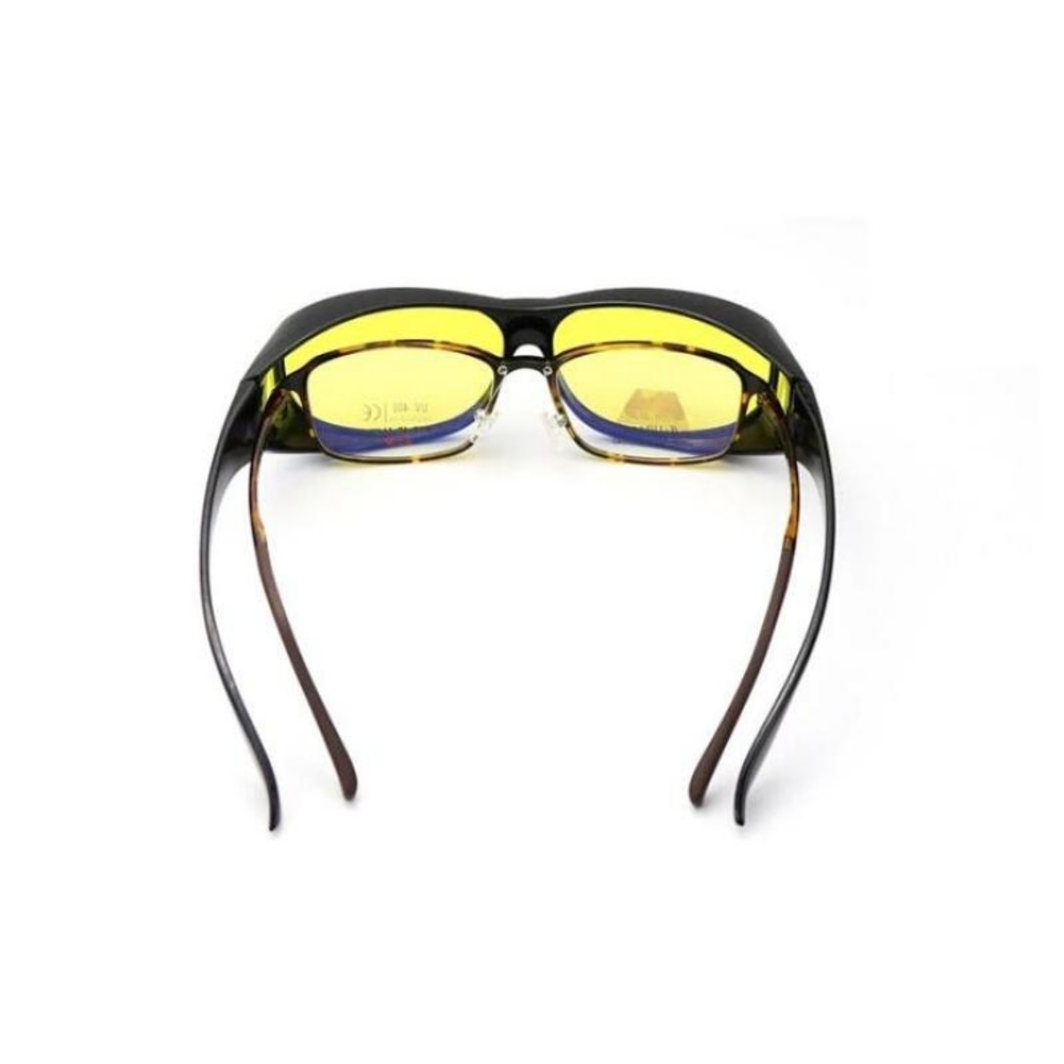 Nachtsichtbrille mit gelben Gläsern. Schwarzer Rahmen mit braunen Bügeln.