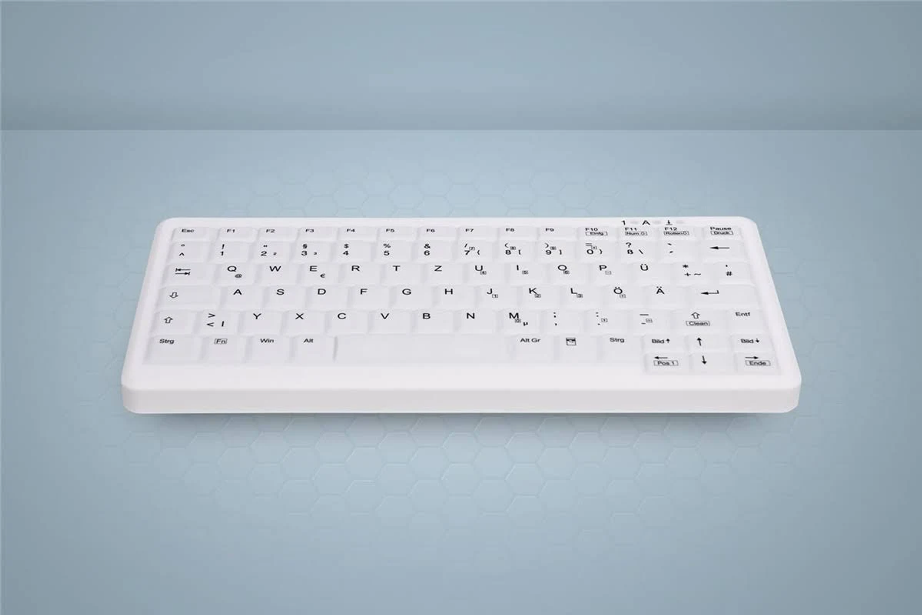 Weiße Tastatur mit weißen Tasten und einfachem, kompaktem Design auf blauem Hintergrund.
