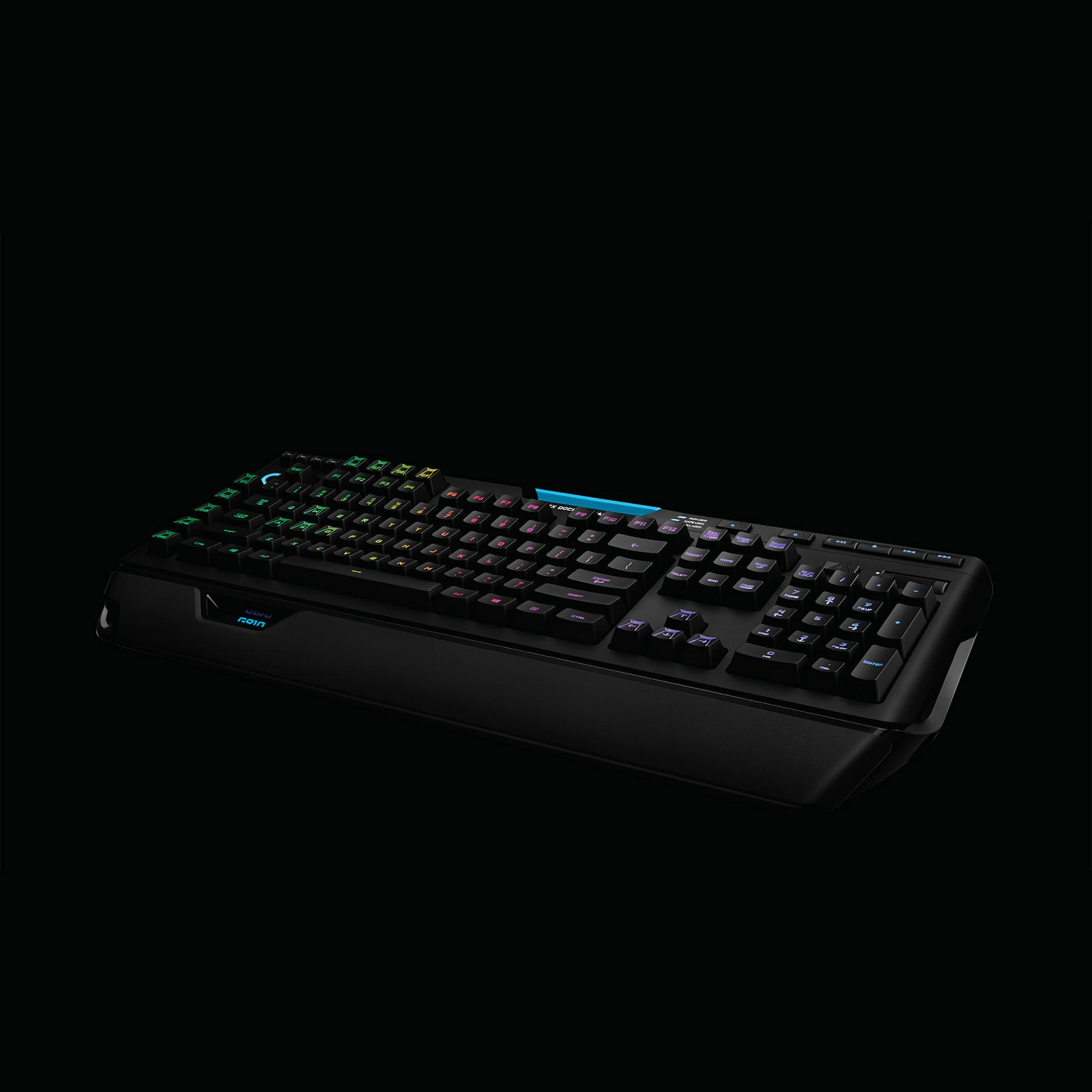 Schwarze Gaming-Tastatur mit RGB-Beleuchtung. Sie hat eine Handballenauflage.