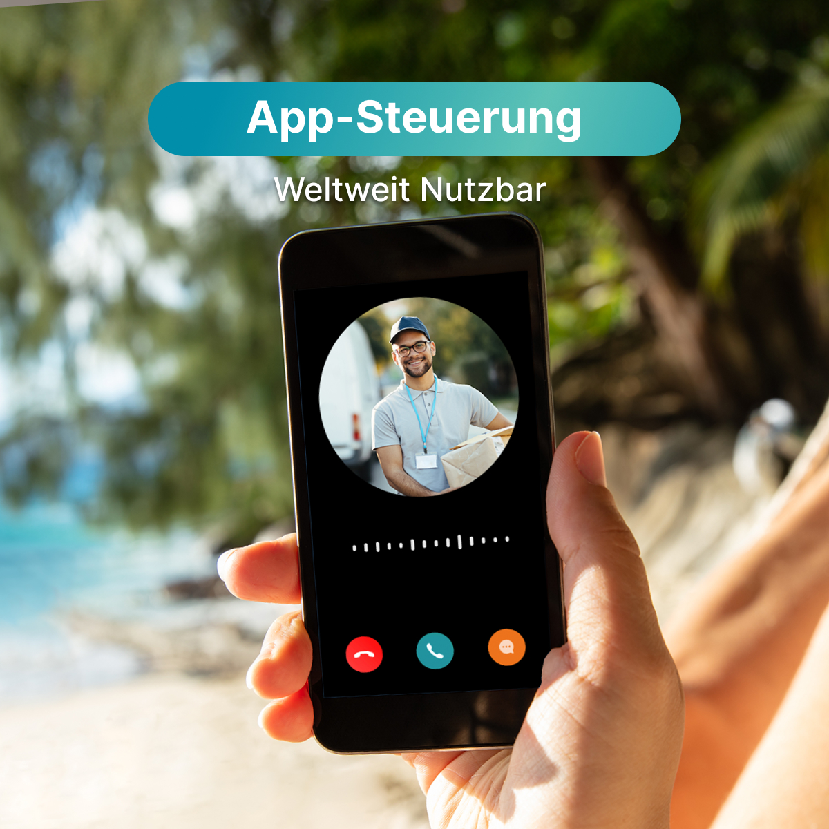 Eine Person hält ein Smartphone mit einem Videoanruf, der einen Lieferanten zeigt.