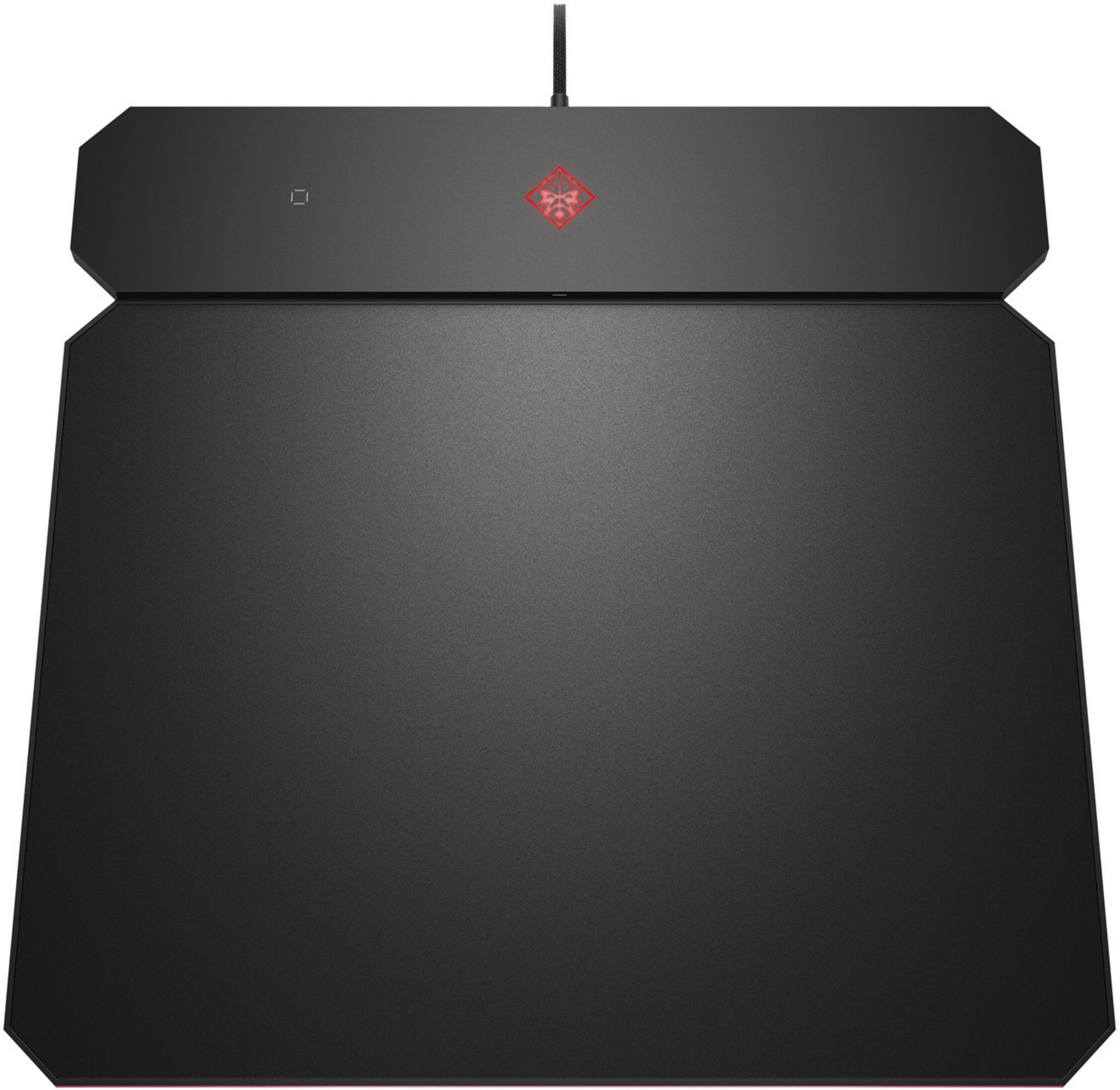 Czarna podkładka pod mysz dla graczy z logo Omen i czarnym kablem podłączonym u góry.