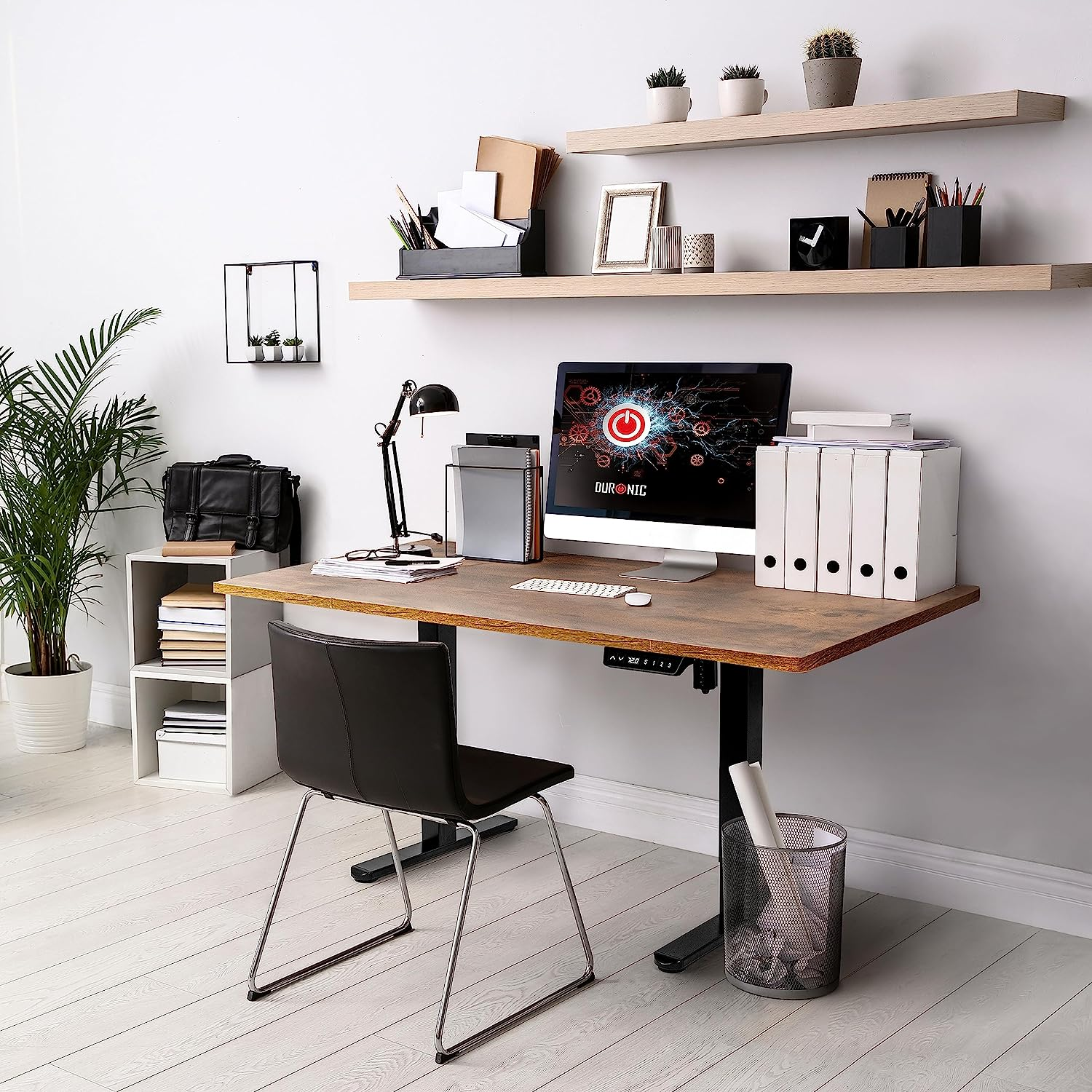 Ein gut beleuchtetes Heimbüro mit Computertisch und schwarzem Stuhl.