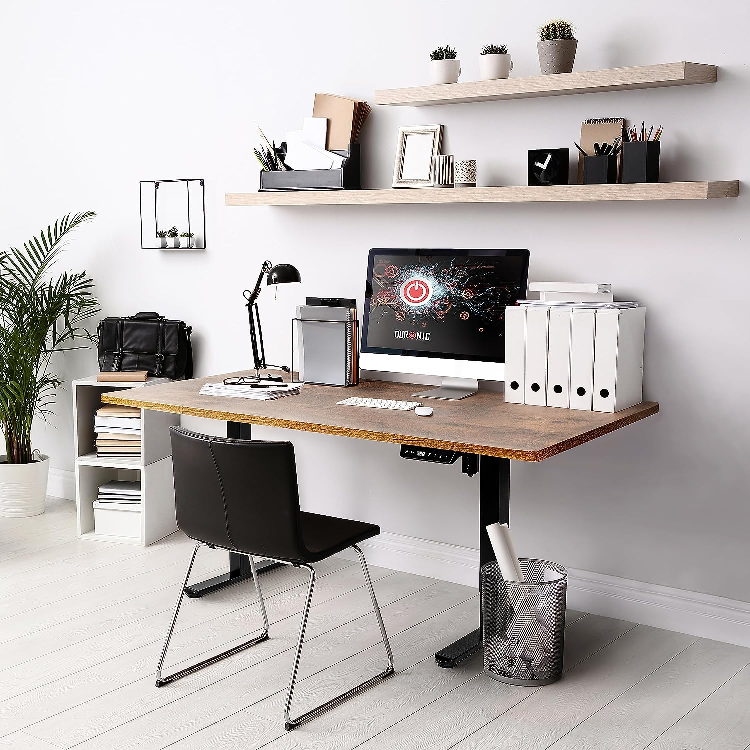 Schreibtisch mit Computer, Monitor und einigen Dekorationen auf den Regalen. Viele Büroaccessoires.