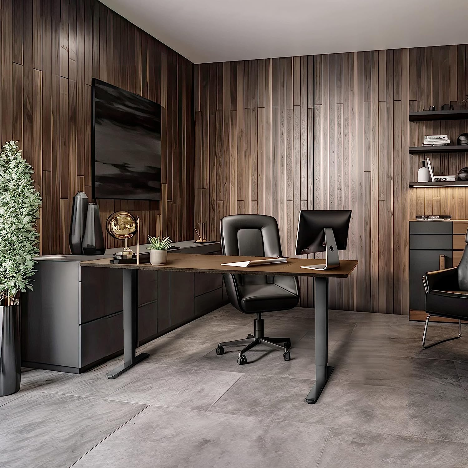 Ein modernes Büro mit Holzwand, Schreibtisch, Stuhl, Computer, Pflanze, Lampe und dekorativen Gegenständen.