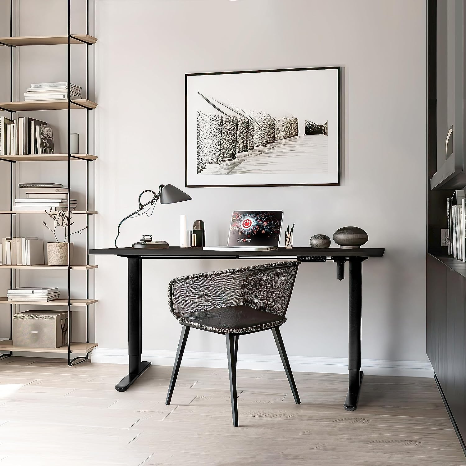 Modernes Büro mit schwarzem Schreibtisch, Stuhl, Laptop, Lampe und Bücherregal. Bild vorhanden.