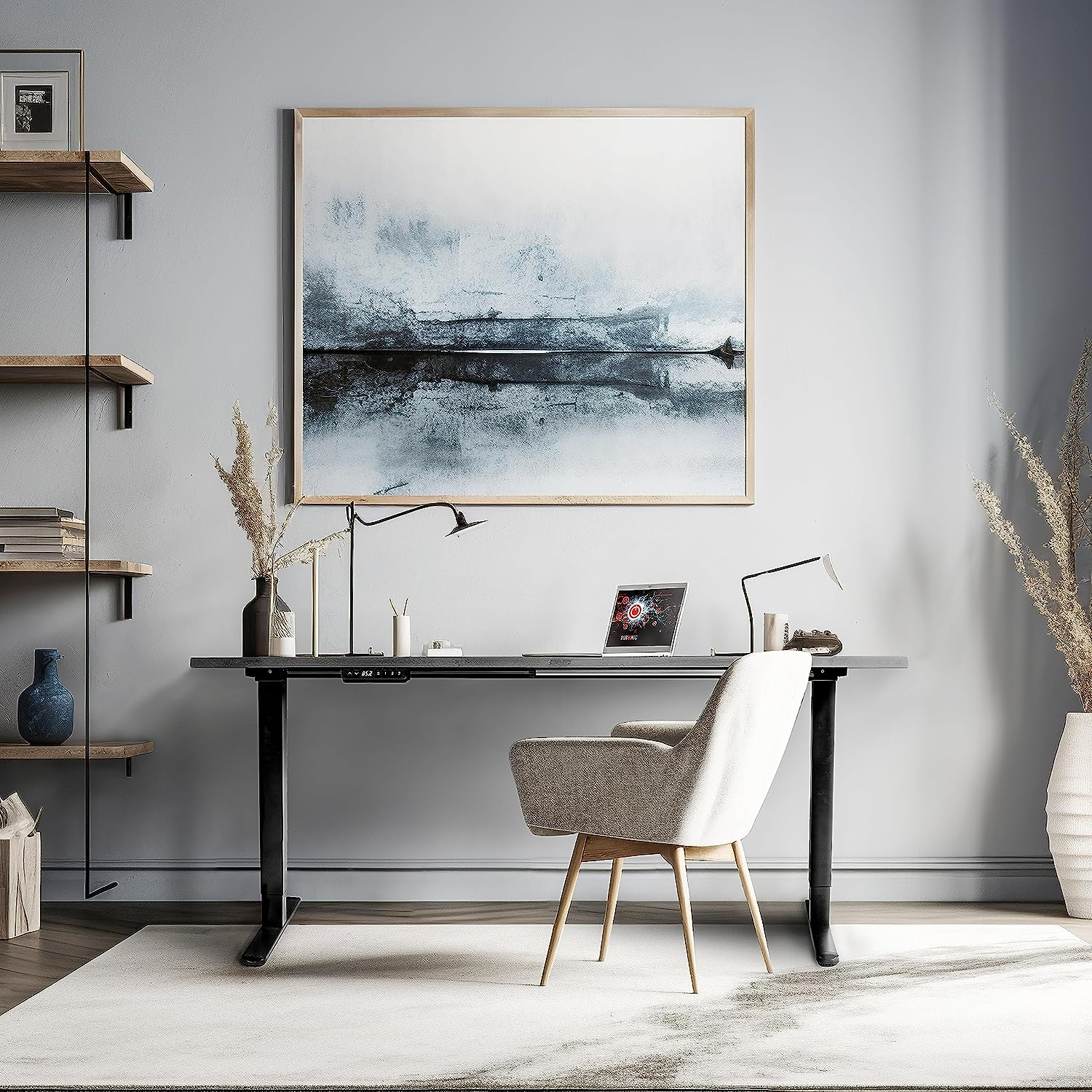Bürotisch mit Computer, Lampe und anderen Gegenständen. Grauer Wandhintergrund.