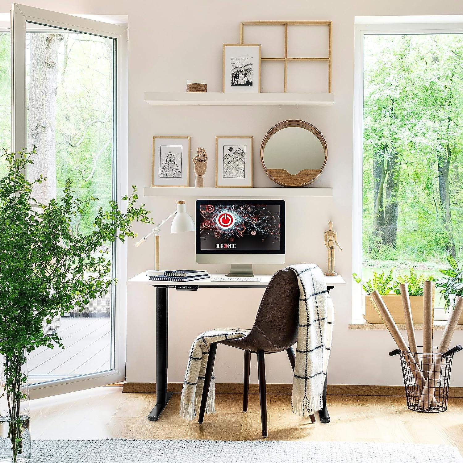Moderne Home-Office-Einrichtung mit Schreibtisch, Computer und Stuhl am Fenster.