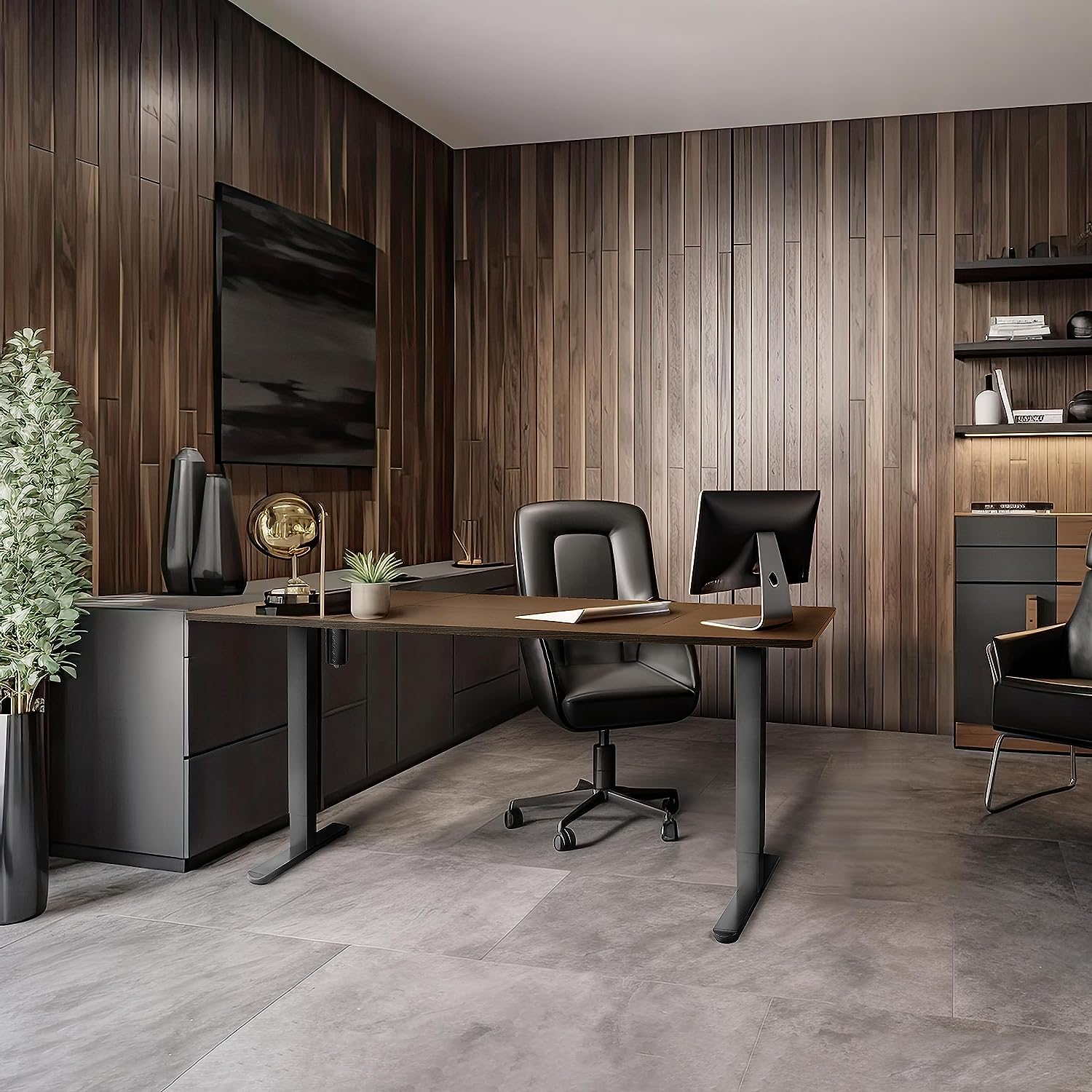 Büro mit Schreibtisch, Stuhl, Computer und Dekoration, Holzwände.