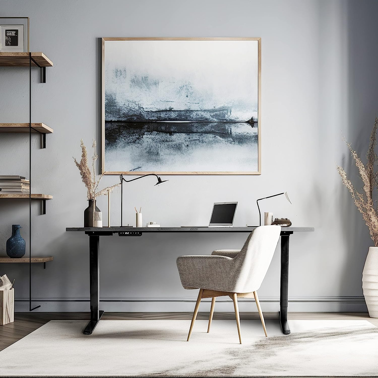 Modernes Büro mit Schreibtisch, Laptop und Kunstwerk an der Wand.