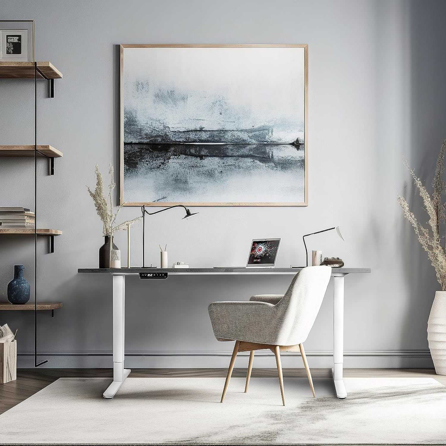Moderner Schreibtisch mit Laptop, Lampe und Gemälde an der Wand.
