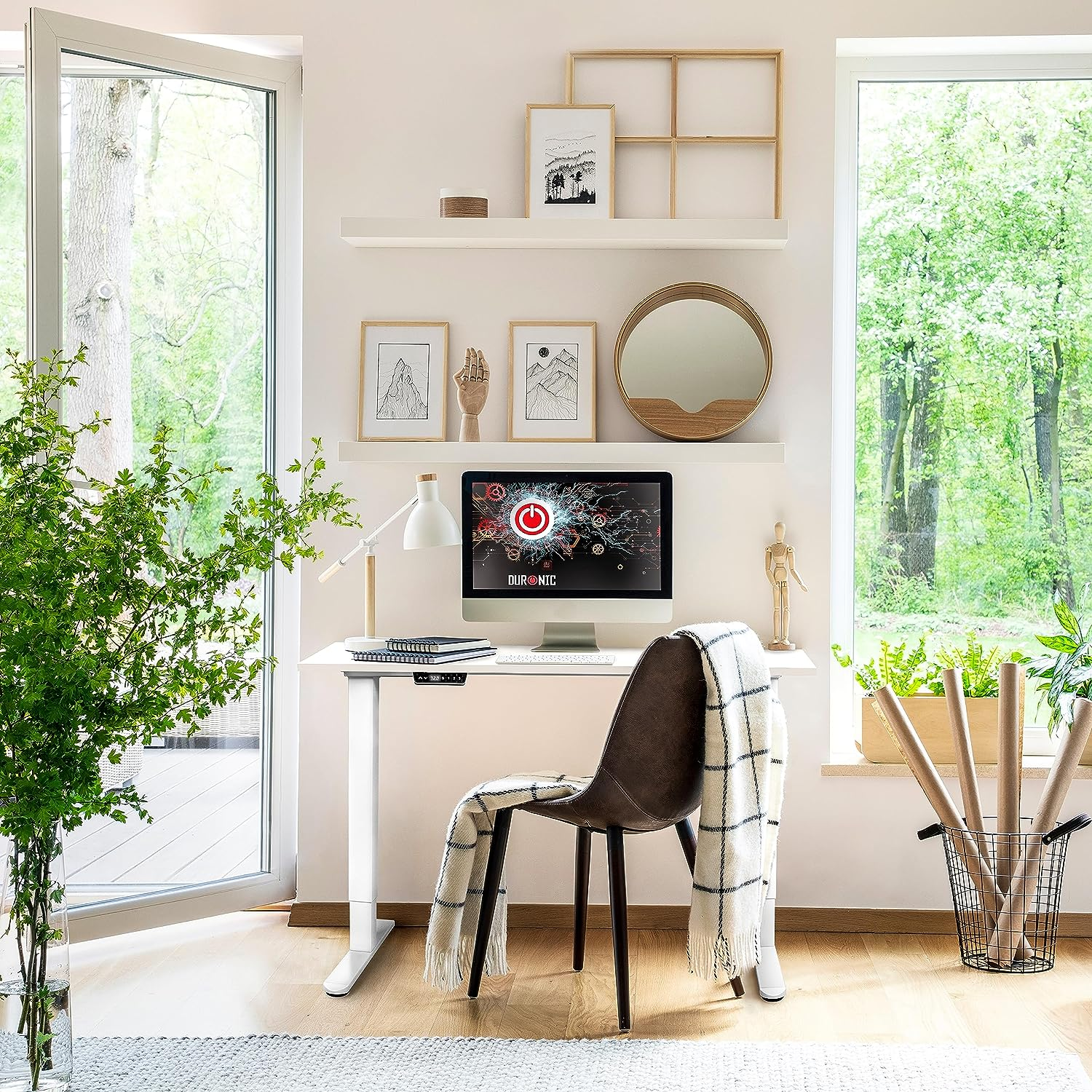 Helles Heimbüro mit Schreibtisch, Computer, Stuhl, Fenster und Pflanzen.