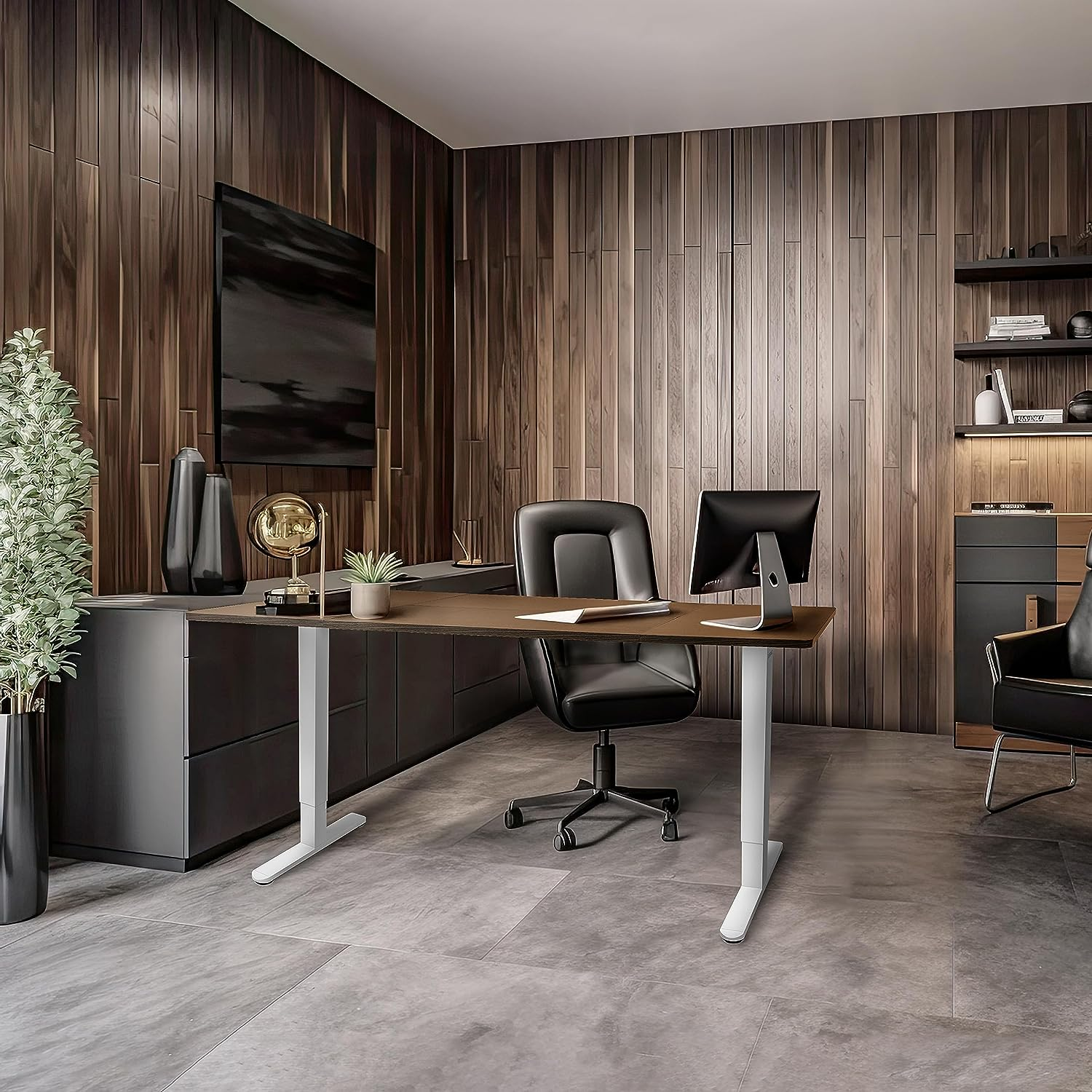 Ein modernes Büro mit Schreibtisch, Stuhl und Kunstwerken. Ein Fenster überblickt eine Stadtlandschaft.