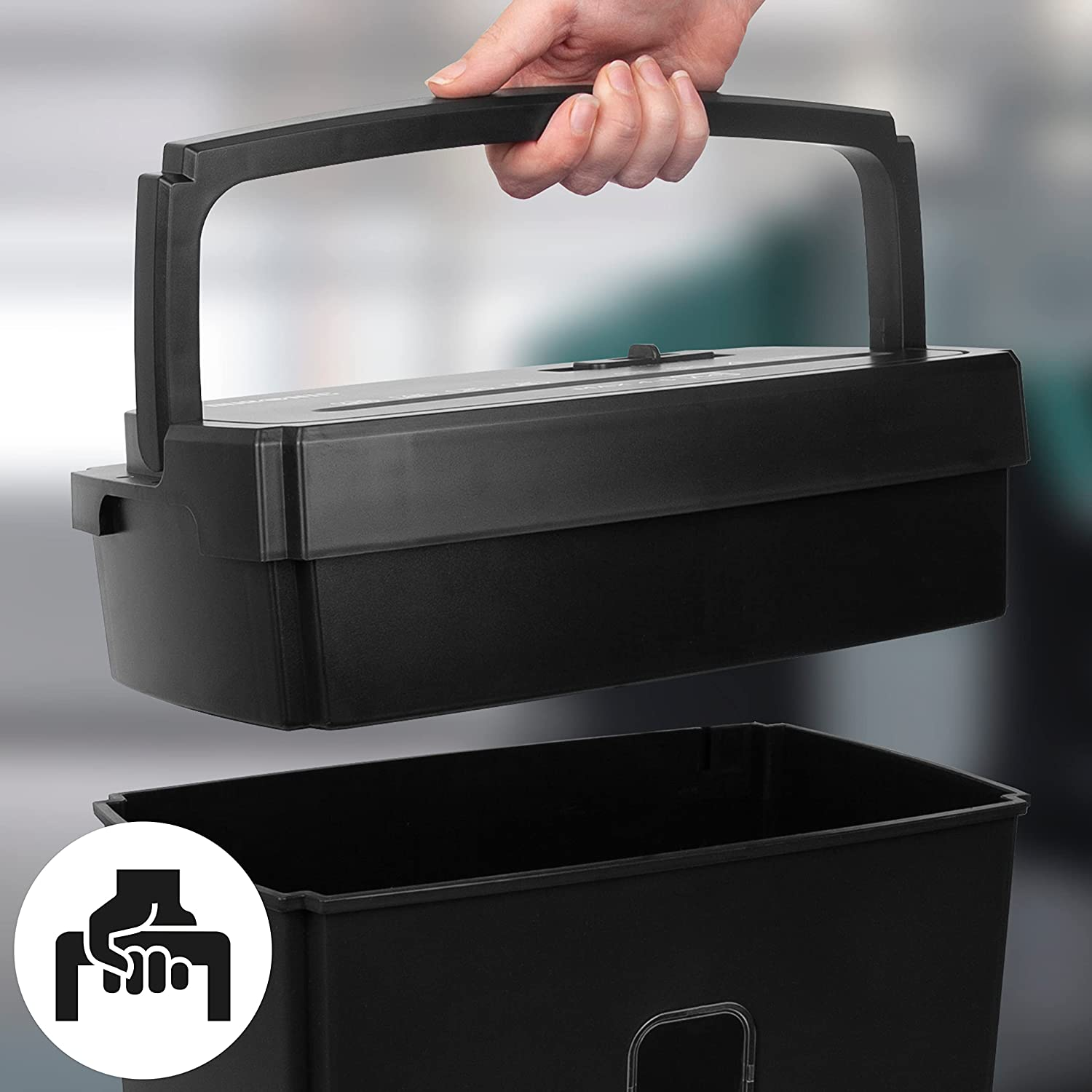 Caja de herramientas negra siendo sostenida. Caja negra vacía debajo. Icono de mano.