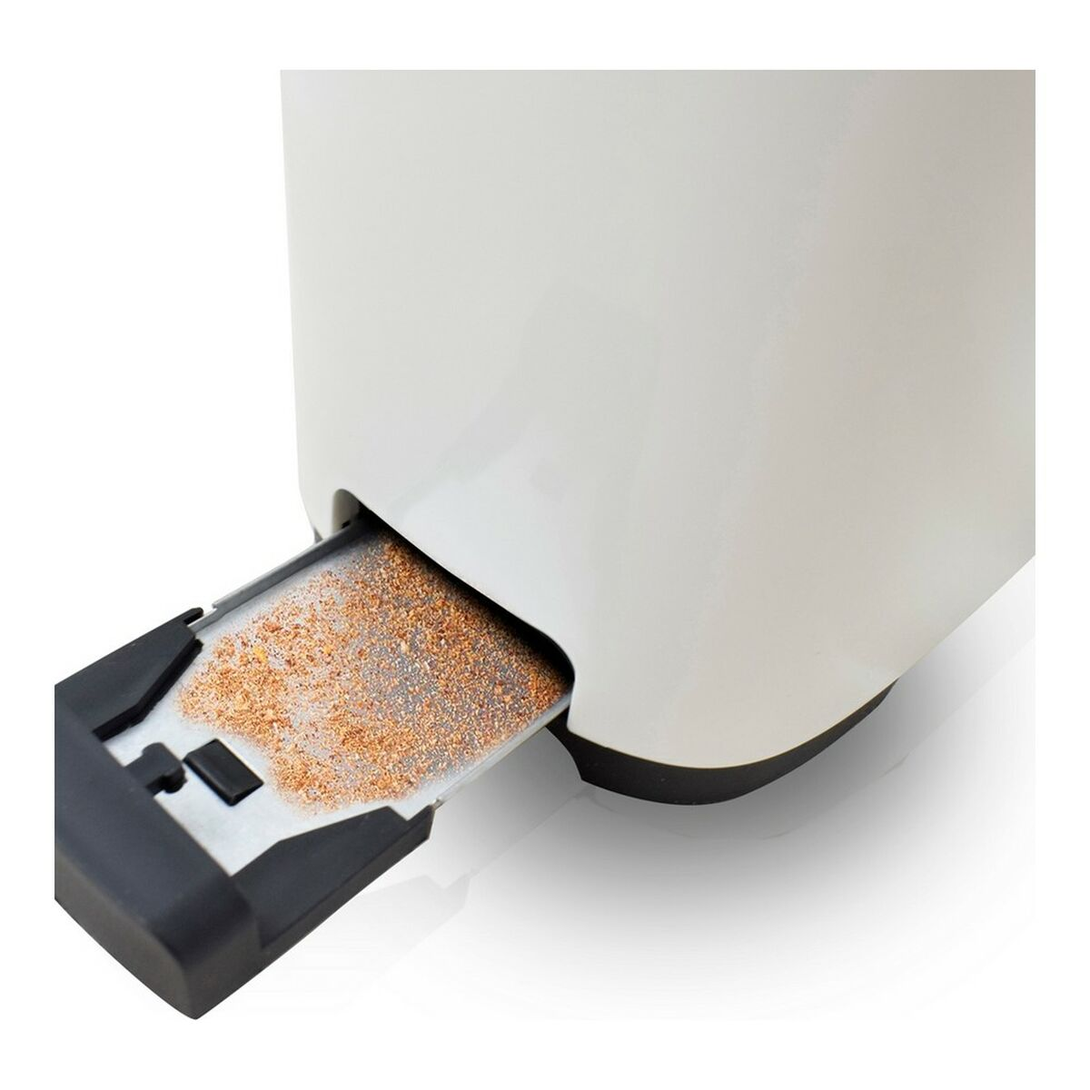 Ein weißer Toaster, bei dem eine Krümelablage herausgezogen wird, isoliert auf Weiß.