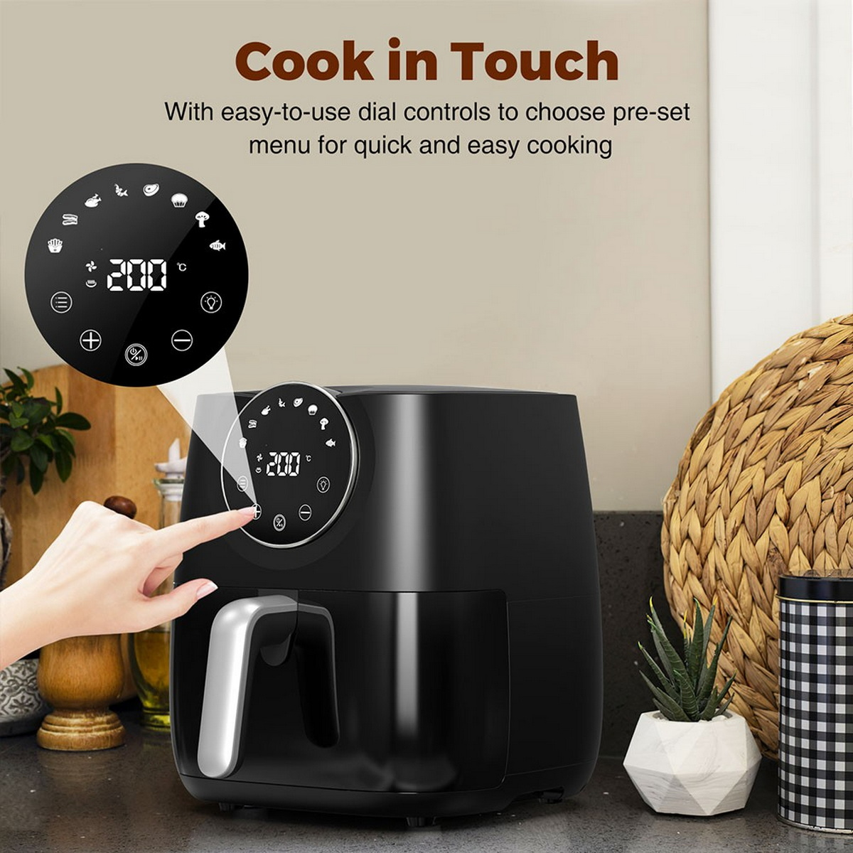 Una friggitrice ad aria nera con display digitale e una mano che interagisce con i controlli.